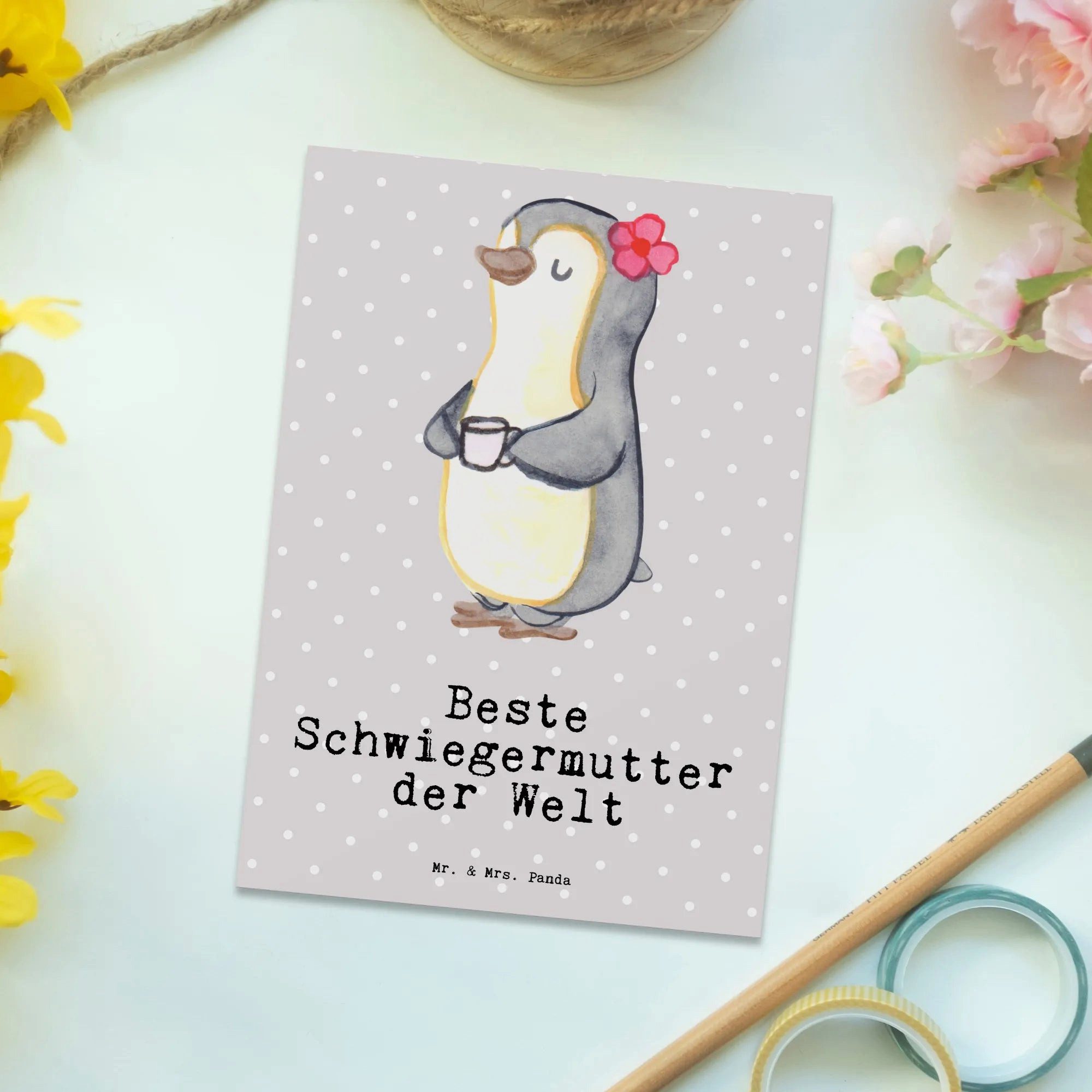 Thumbnail - Mr. & Mrs. Panda Postkarte Pinguin Beste Schwiegermutter der Welt - Grau Pastell - Geschenk, Dan, Lustige Sprüche