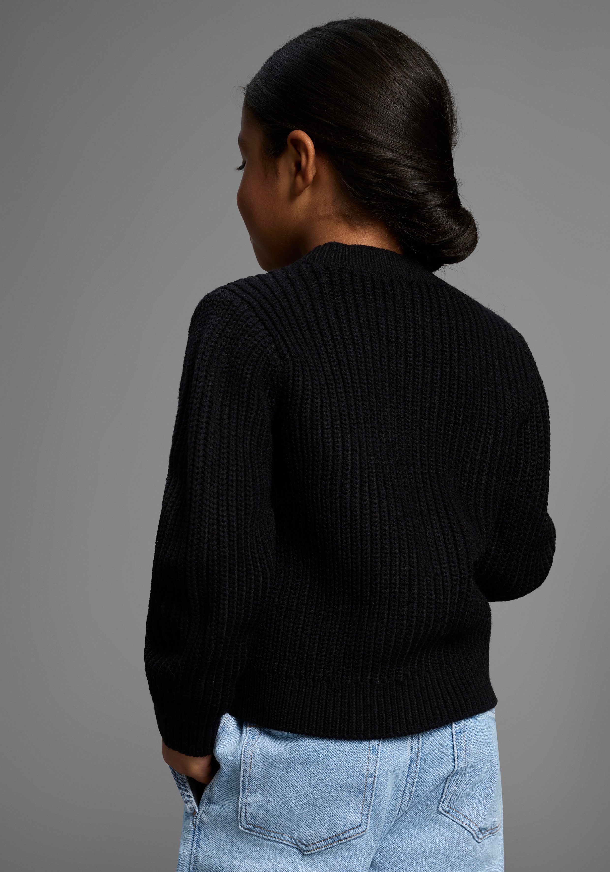 KIDSWORLD Strickjacke Strickjacke Basic-Style Strickjacke, toll zu allem zu kombinieren