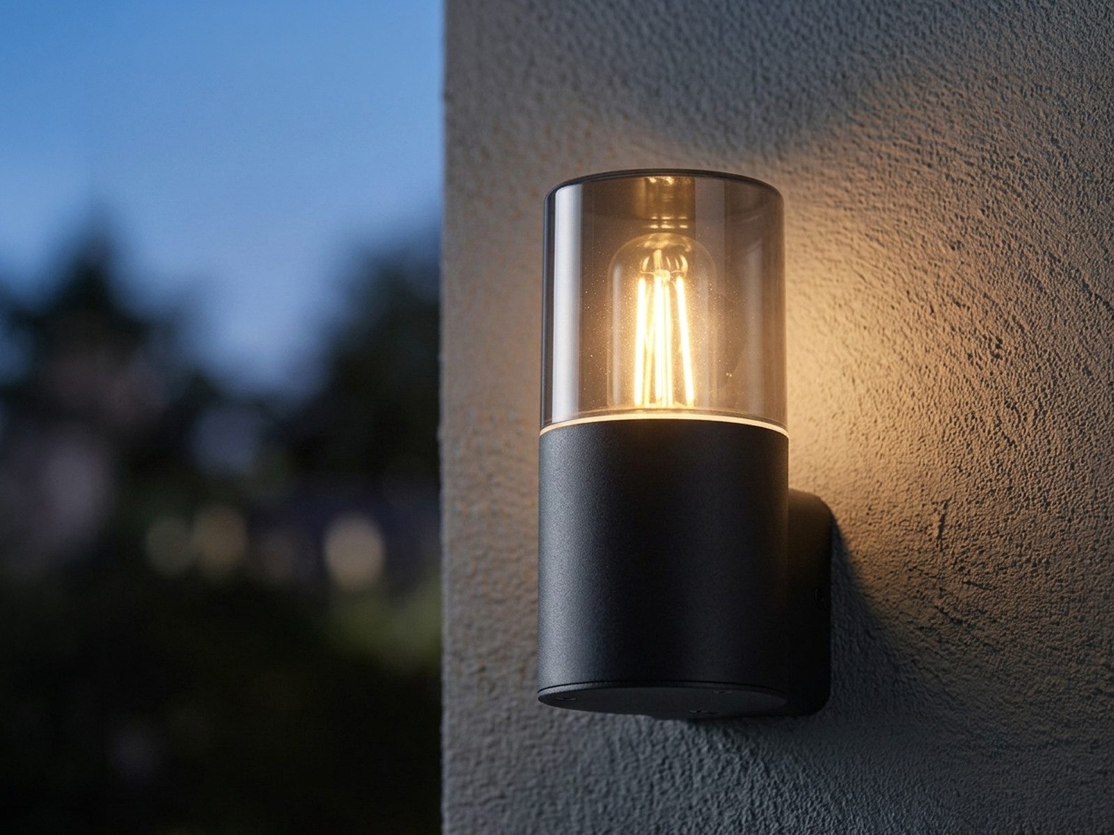TRIO Leuchten LED Außen-Wandleuchte Schwarz & Rauchfarbig, Höhe 17,5cm, LED wechselbar, Warmweiß, Wand Außenlampe zur Fassadenbeleuchtung & Hausbeleuchtung Haustür