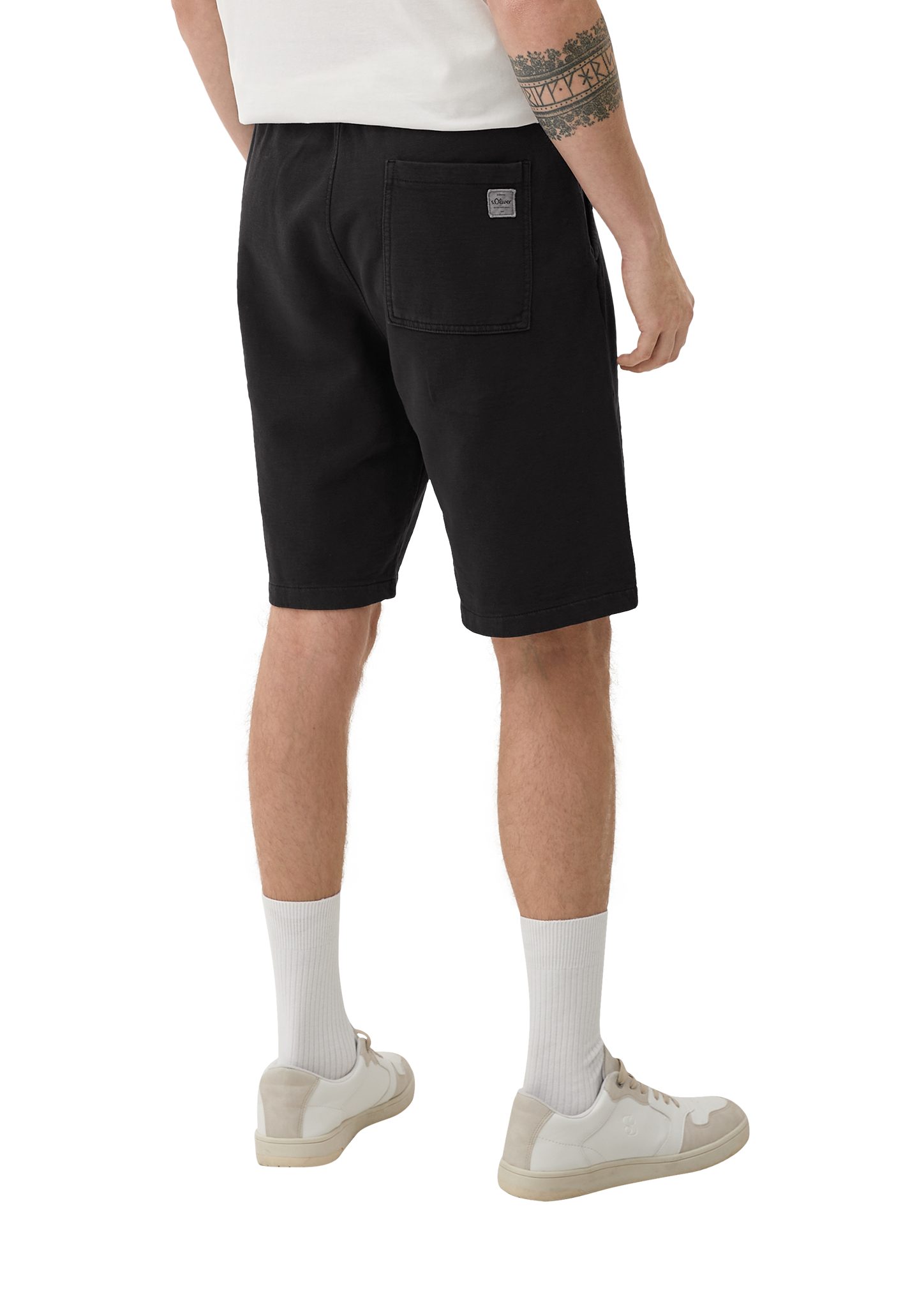 s.Oliver Bermudas Relaxed: Sweatpants mit Durchzugkordel, Label-Patch Dye, Elastikbund schwarz Garment