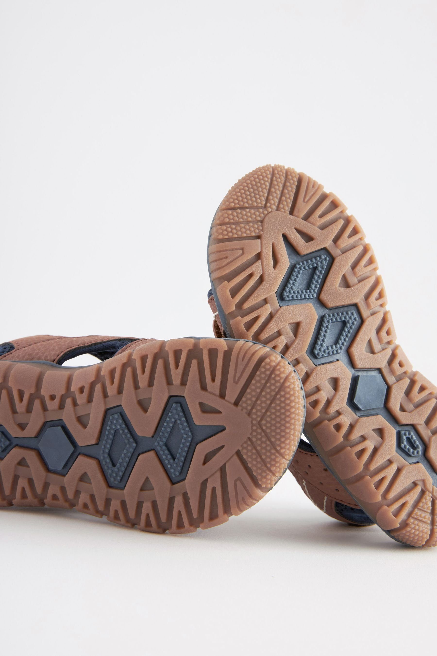 Next Trekking-Sandalen mit Tan (1-tlg) Klettverschluss Sandale Brown