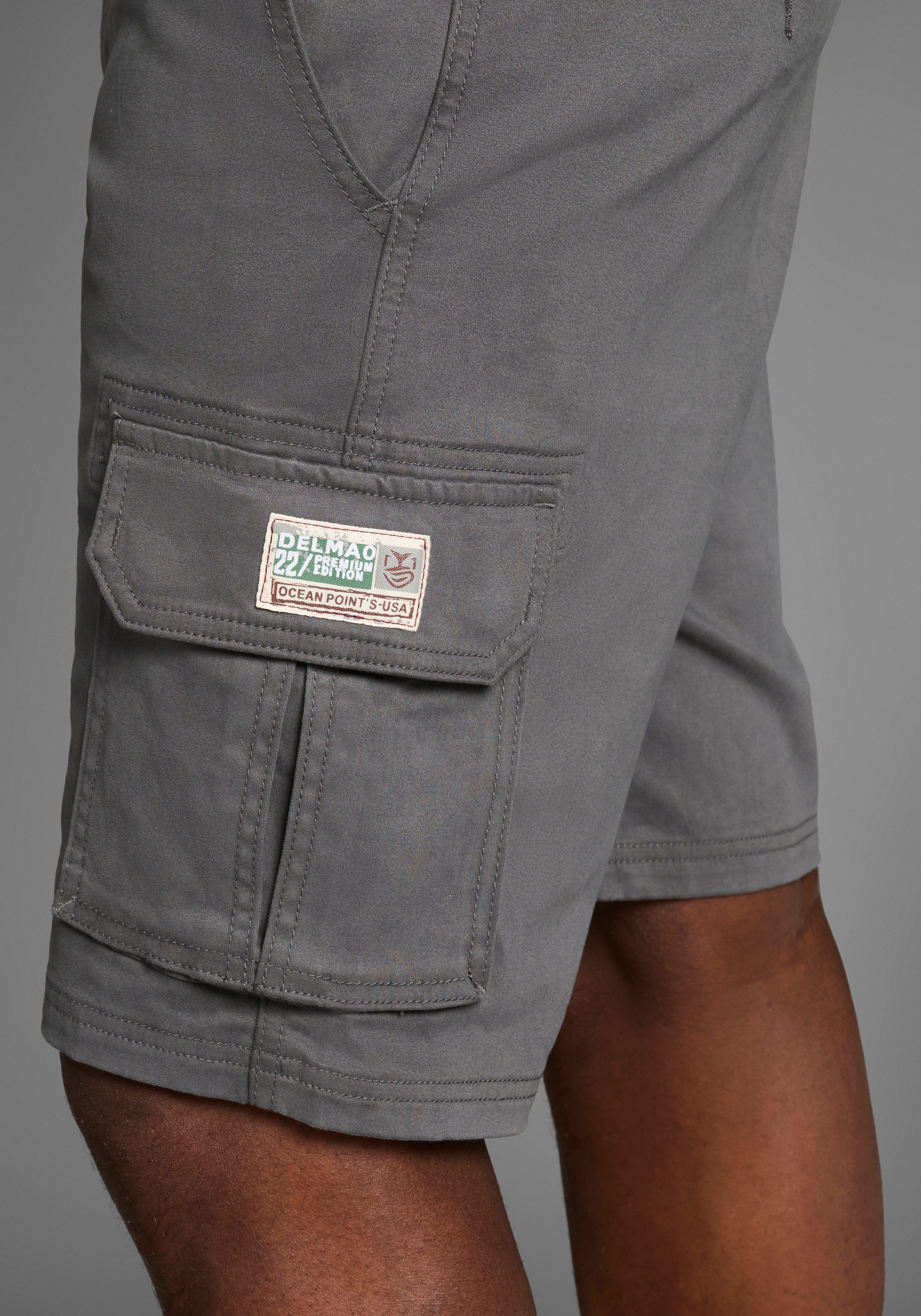 DELMAO Cargoshorts mit Details. Reduzierter Preis € 26,91. Unverbindliche Preisempfehlung € 39,99
