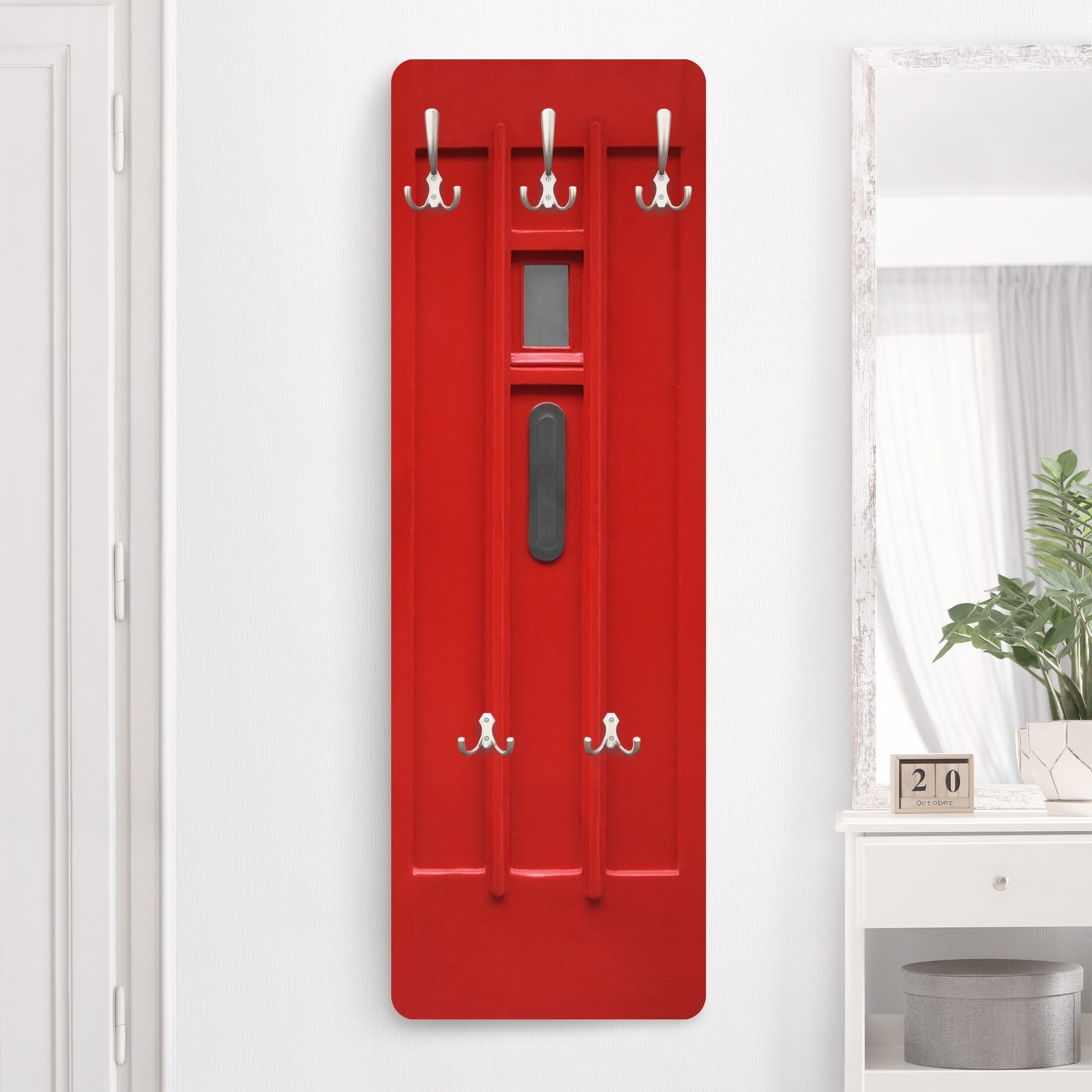 Bilderdepot24 Garderobenpaneel Design Holzoptik Bretteroptik Rote Tür aus Amsterdam (ausgefallenes Flur Wandpaneel mit Garderobenhaken Kleiderhaken hängend), moderne Wandgarderobe - Flurgarderobe im schmalen Hakenpaneel Design