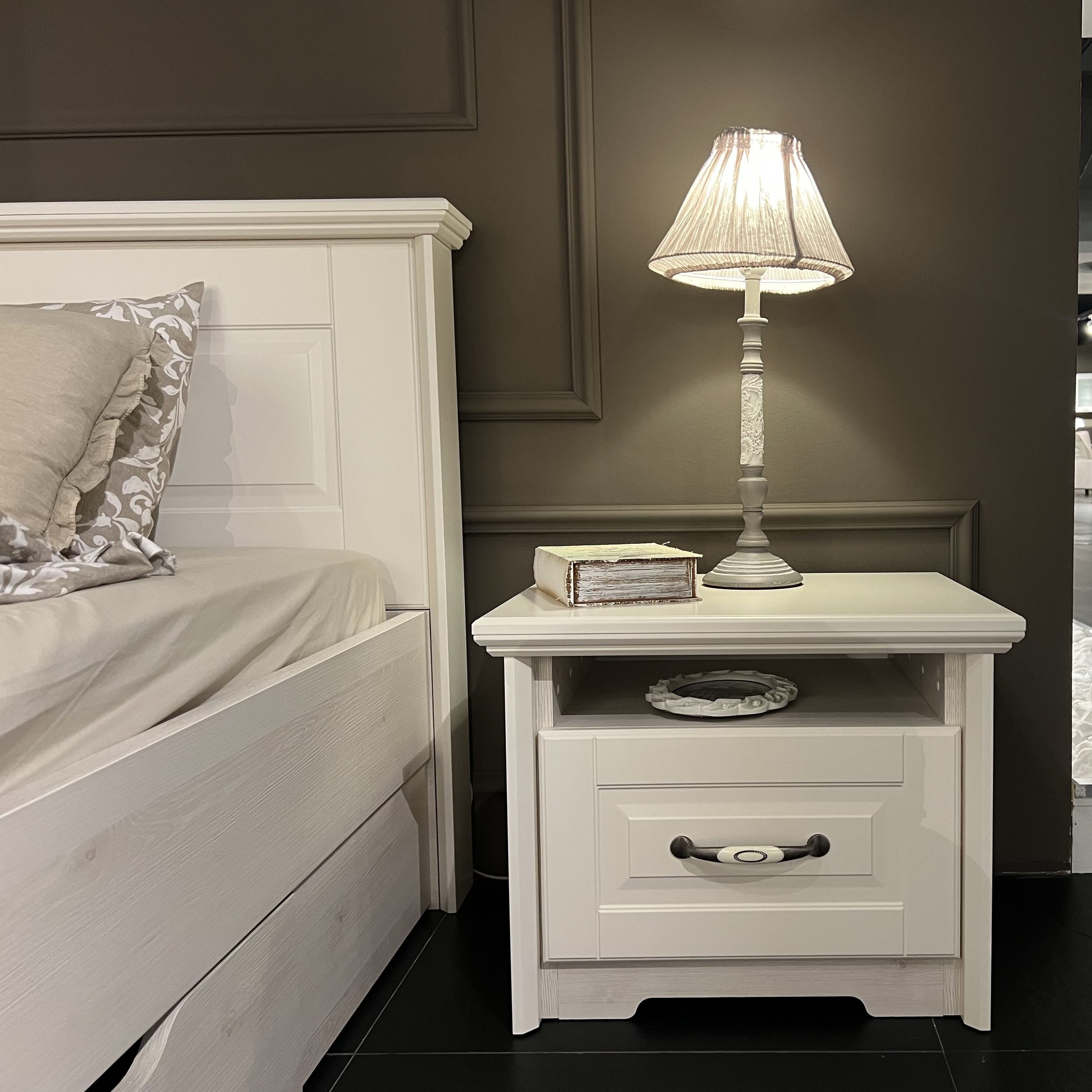 OTTO home Nachtkommode Evergreen, Maße: B/T/H 56/42/45cm, Soft-Close-Funktion (1 offenes Fach und 1 Schublade mit dekoriertem Metallgriff), im klassischen Landhausstil,FSC-zertifiziert,hochwertige UV Lackierung