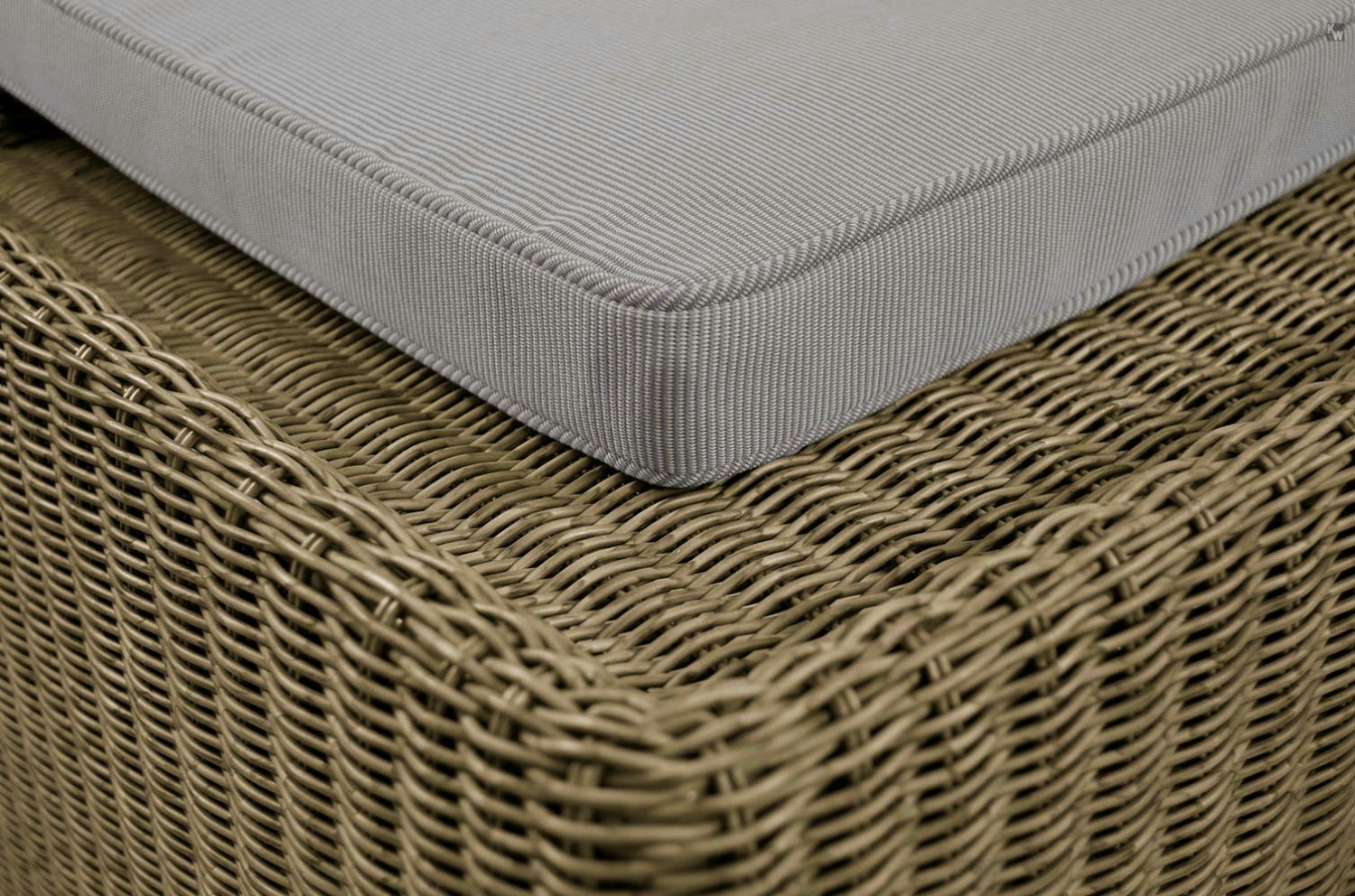 Kai Wiechmann Fußhocker Polyrattan Geflechthocker, wetterfester Fußhocker Rattanoptik, moderner Polyrattan Gartenhocker in Taupe