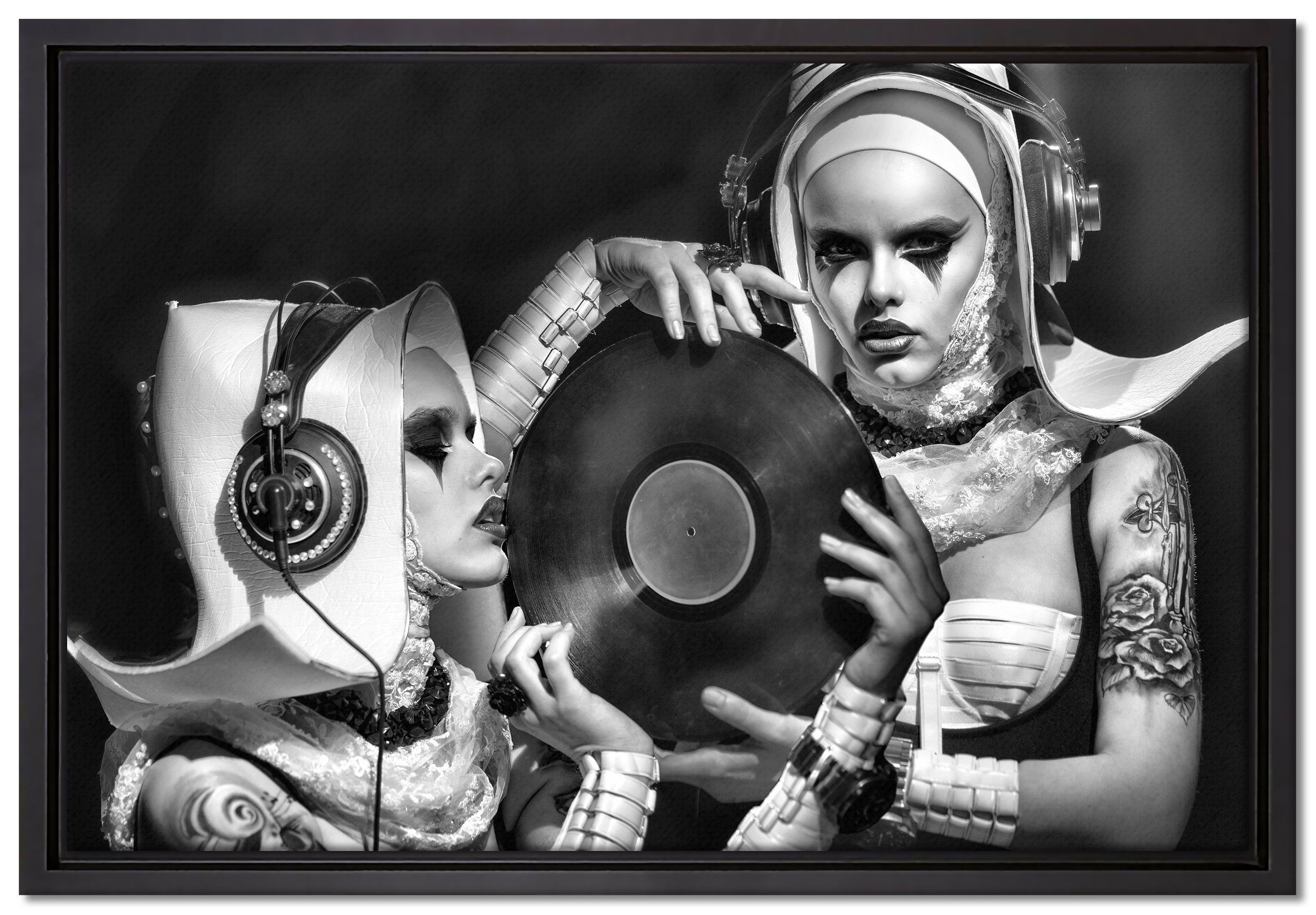 Pixxprint Leinwandbild Mysteriöse DJ Frauen, Wanddekoration (1 St), Leinwandbild fertig bespannt, in einem Schattenfugen-Bilderrahmen gefasst, inkl. Zackenaufhänger