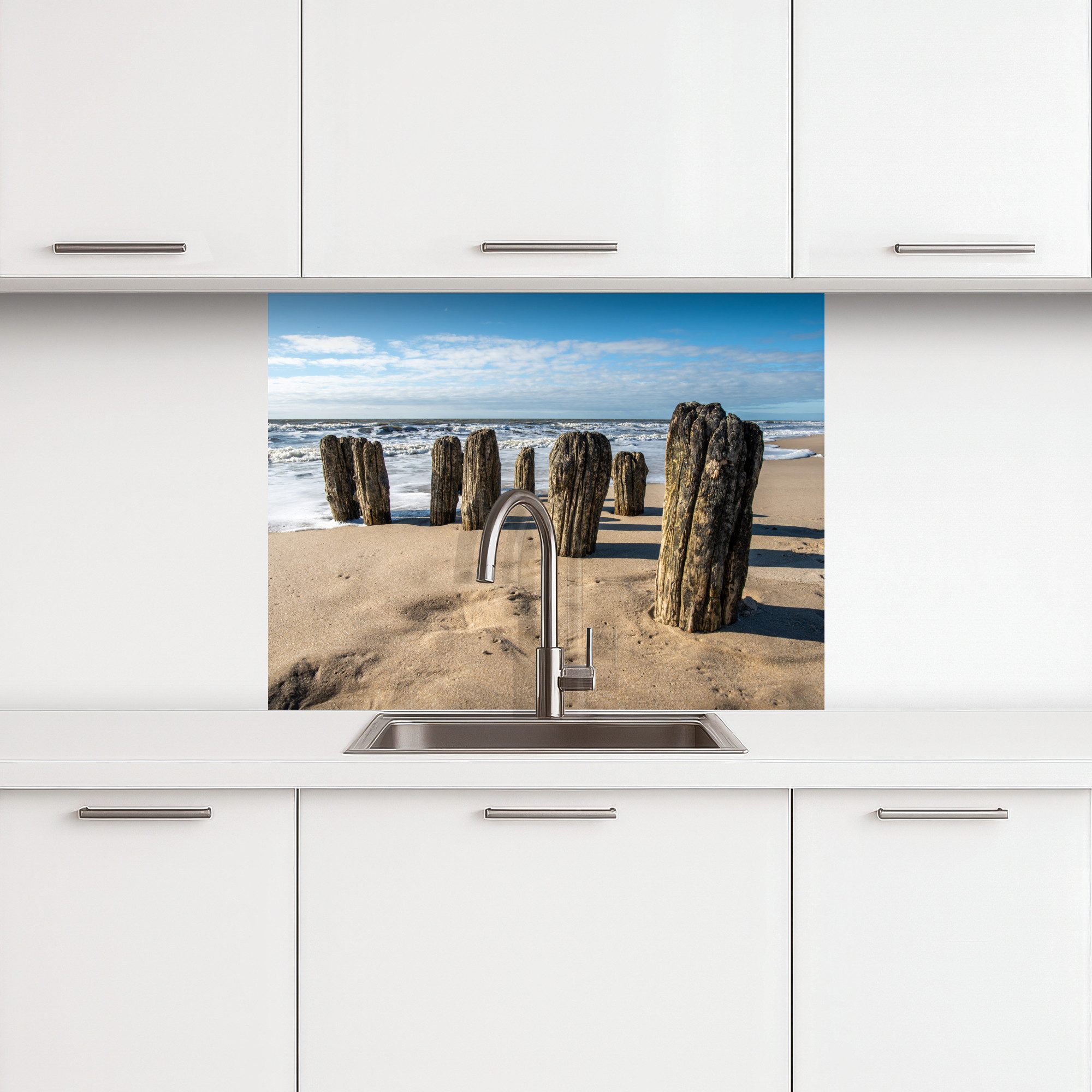 KitchenYeah Küchenrückwand selbstklebend Sand - Strand - Pfahl - Wasser - Sommer, (1-tlg), Spritzschutz, Küche, Rückwand, Küchenwand, Küchenfront, 80x60 cm – Bild 2 von 5
