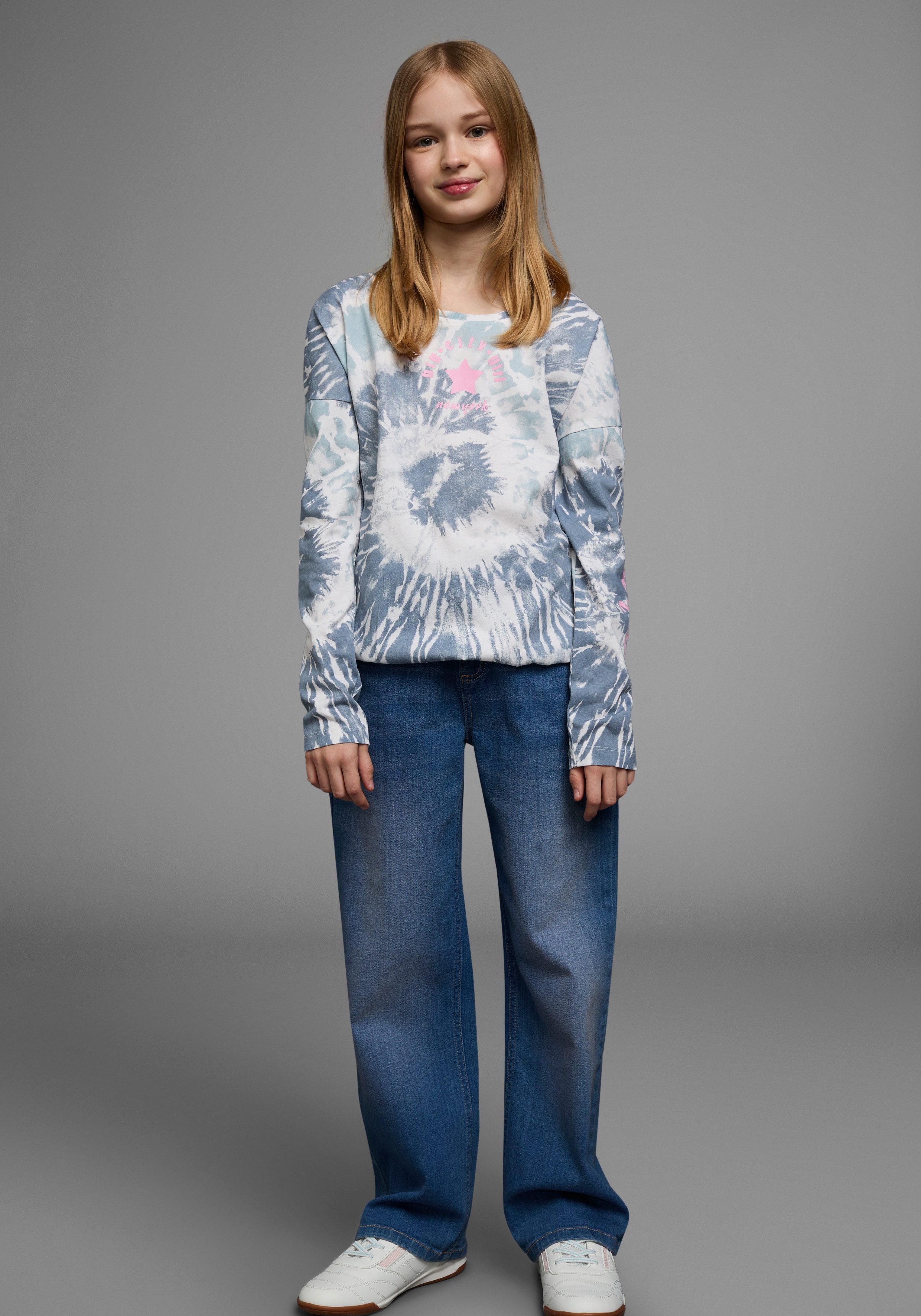 KIDSWORLD Fledermausshirt Batik-Optik Shirt Langarm, mit Gummizug am Saum, stylischer Aufdruck – Bild 4 von 5