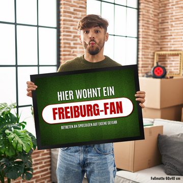 Fußmatte Hier wohnt ein Freiburg Fan Fußmatte mit Rasen Motiv Fußball Tor, speecheese