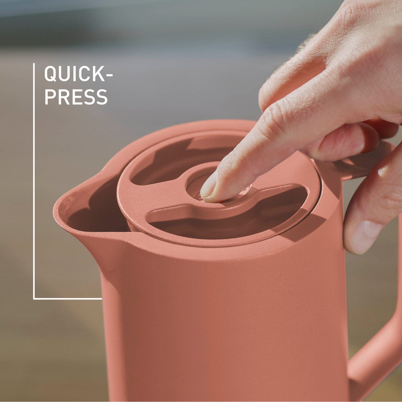 Emsa Isolierkanne Motiva in modernem Design, 100% auslaufsicher, Made in Germany, 1 l, (doppelwandiger Glasisolierkolben, bis zu 12h warm/24h kalt), Quick-Press – Bild 5 von 5