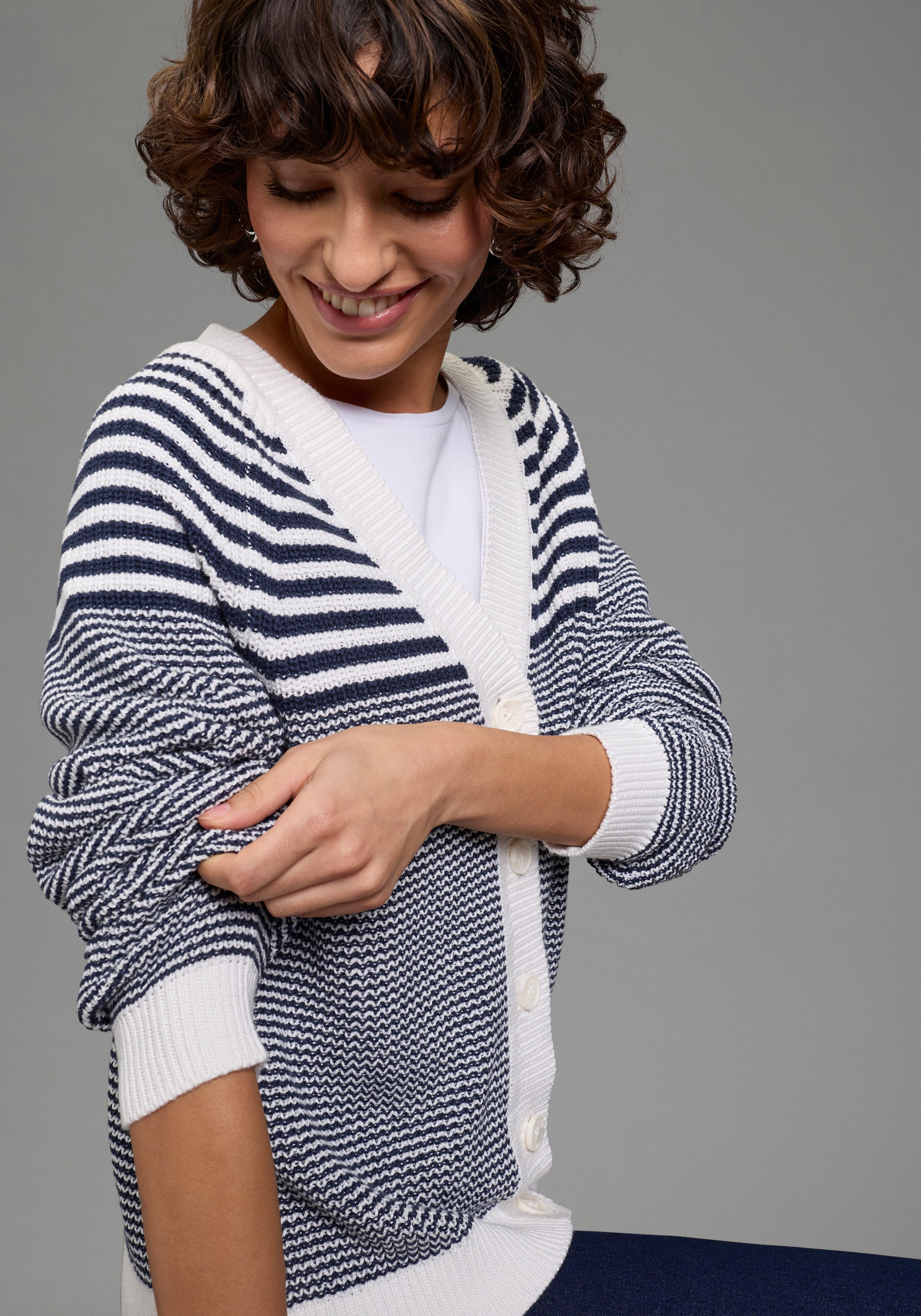 Laura Scott Strickjacke aus luftiger Baumwoll-Mischung mit modernen Streifenmuster und Knopfleiste