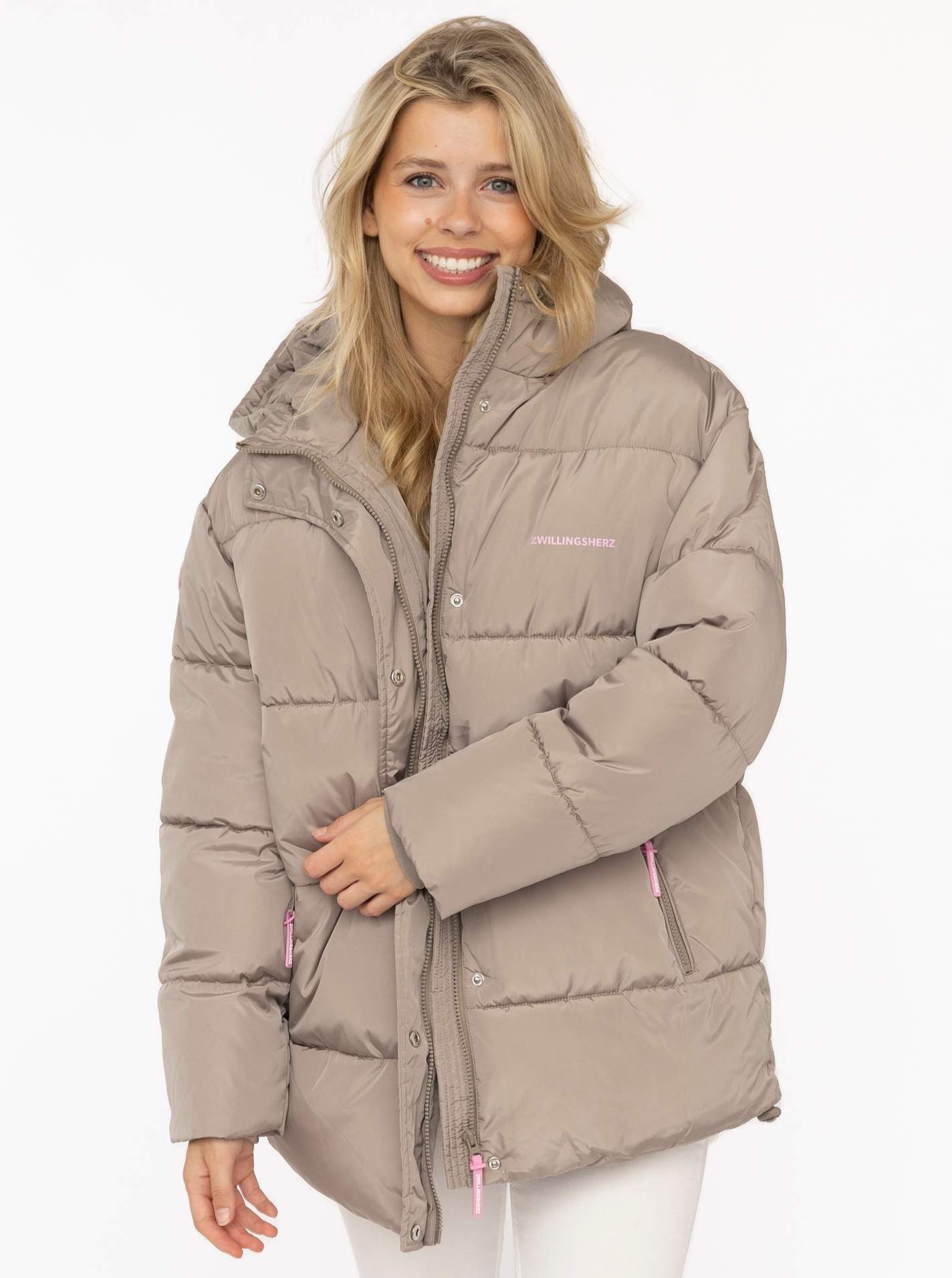 Zwillingsherz Steppjacke „Love More“ Kapuze mit Tunnelzug, verdeckter Reißverschluss, dezente Details