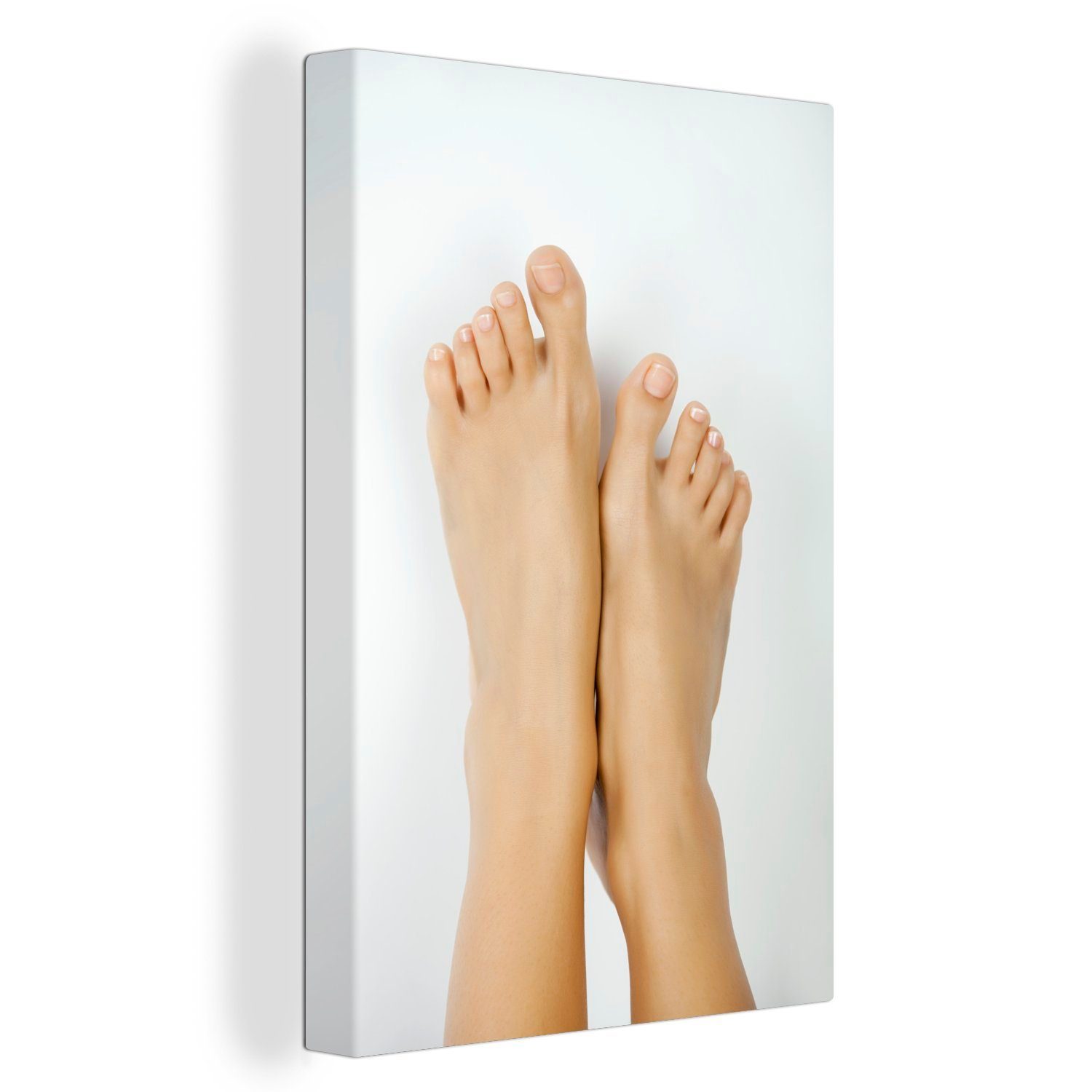 OneMillionCanvasses® Leinwandbild Die nackten Füße einer Frau, (1 St), Leinwandbild fertig bespannt inkl. Zackenaufhänger, Gemälde, 20x30 cm