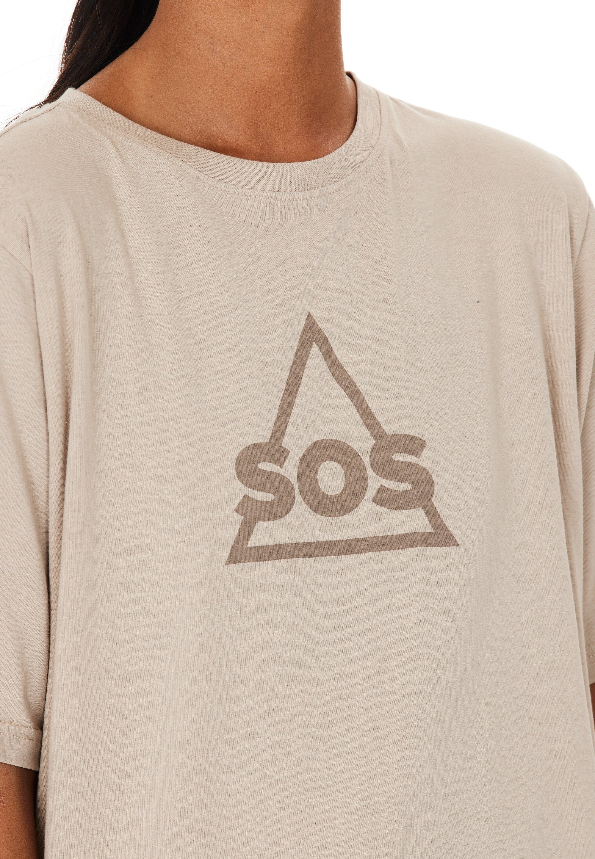 SOS Markenlogo auf taupe Funktionsshirt Front mit trendigem Kvitfjell der