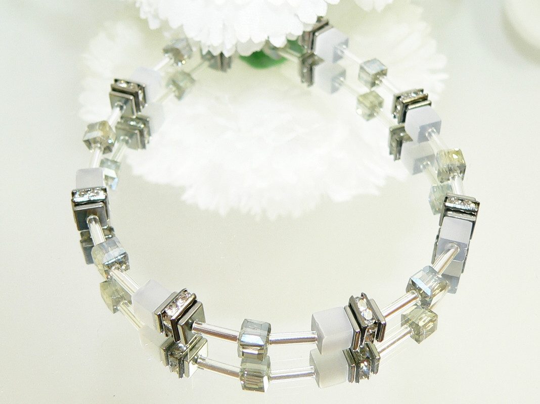 traumschmuck Perlenarmband 502 zartes Armband 4mm Würfel CatEye Kristallglas facettiert Strass, handgefertigt, Made in Germany