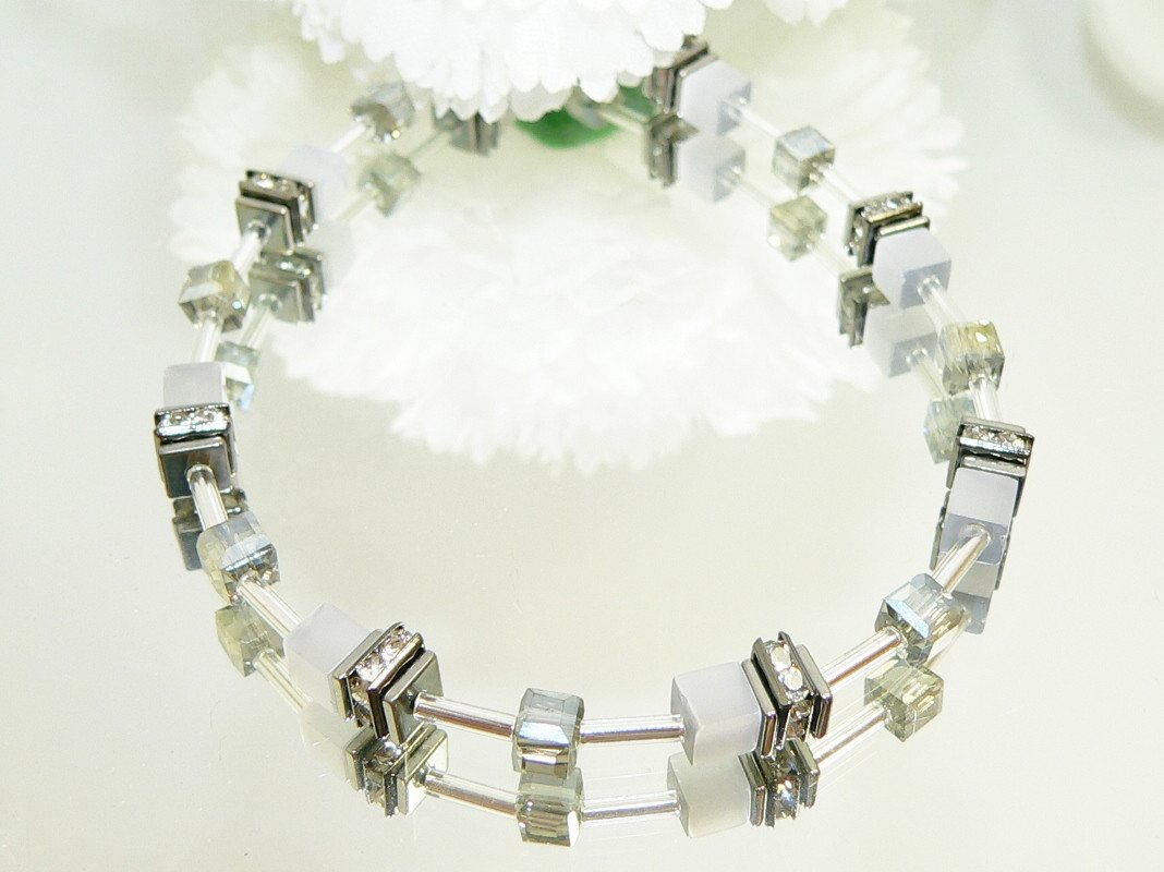 traumschmuck Perlenarmband 502 zartes Armband 4mm Würfel CatEye Kristallglas facettiert Strass, handgefertigt, Made in Germany