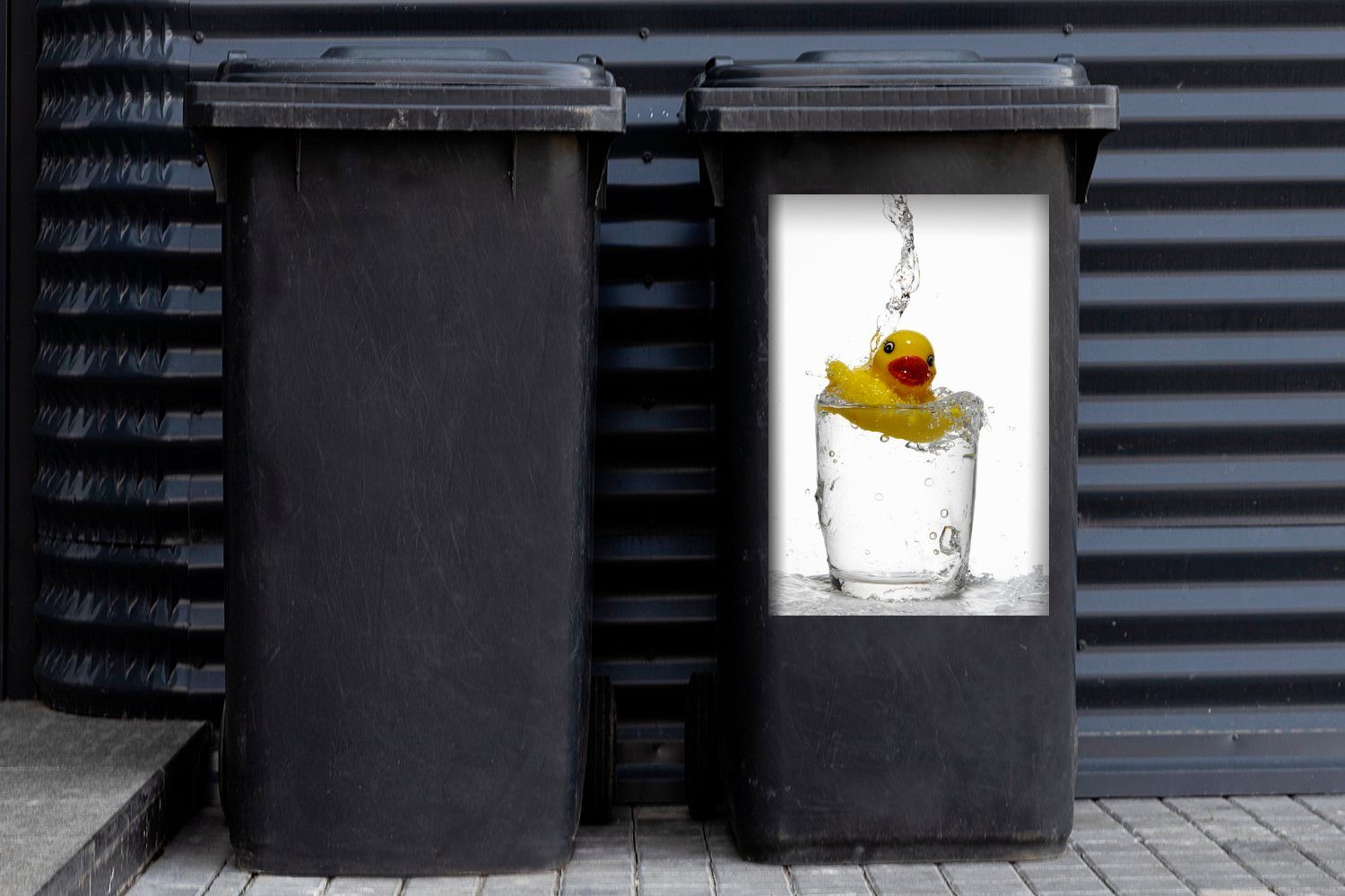 Badeente Mülleimer-aufkleber, Container, einem MuchoWow Mülltonne, Wandsticker (1 St), in Sticker, Glas Abfalbehälter Wasser