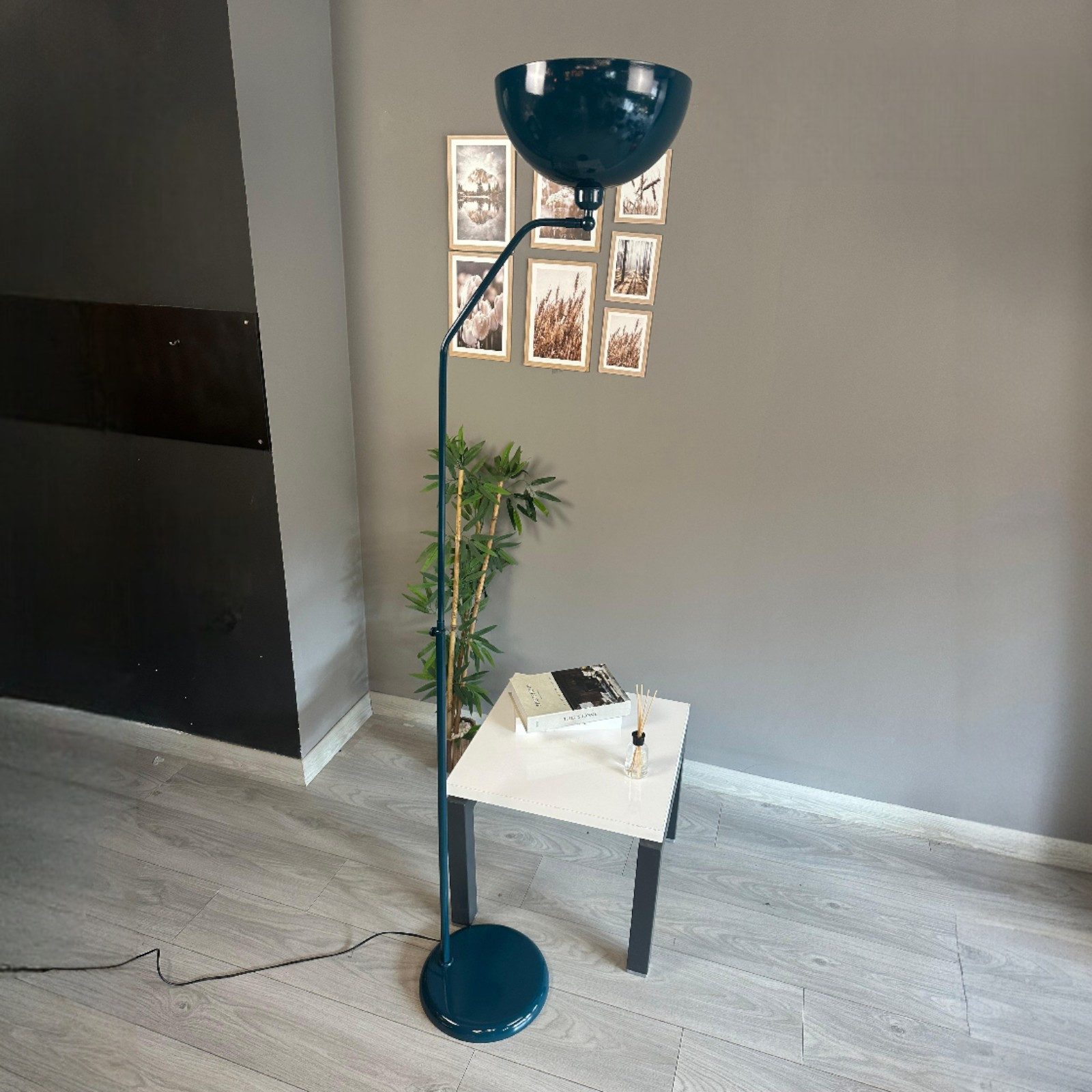 Bamyum Stehlampe Stehlampe mit beweglichem Kopf Moderne dekorative Stehlampe aus Metall, ohne Leuchtmittel, E27, verstellbarer Lampenschirm, Stehluchte mit Ablage