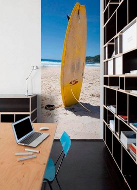 living walls Fototapete Surfboard im Sand, glatt, (1 St), Vlies, Wand, Schräge