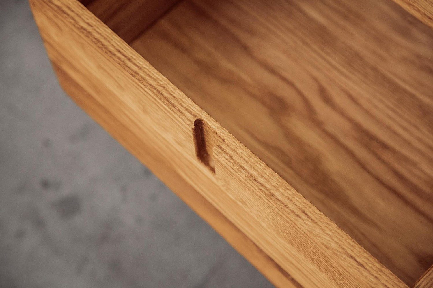 Natur24 Kommode Kommode Zola Wildeiche massiv Rattan 142x86 cm 3 Schubladen 2 Türen