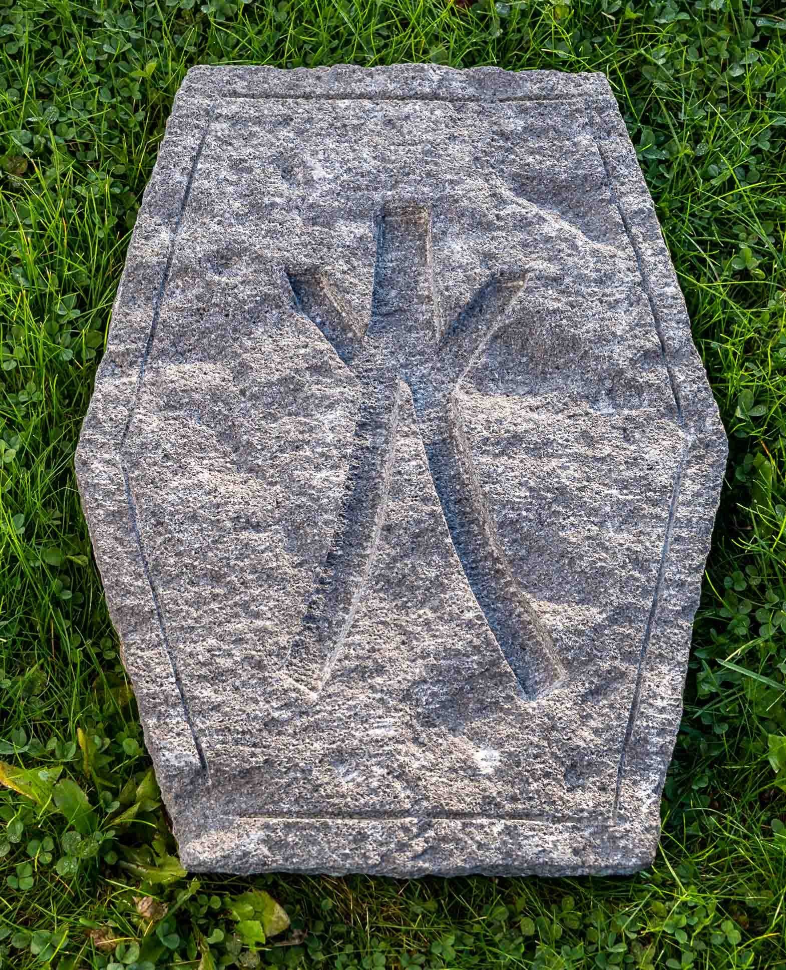 IDYL Trittsteine Trittsteine aus Lavastein mit 10 verschiedenen Schriftzeichen, Maße: 30x40 cm, Höhe: 6 cm, Lavastein – ein Naturprodukt mit leichten Einschüssen – witterungsbeständig gegen Frost, Regen und UV-Strahlung.