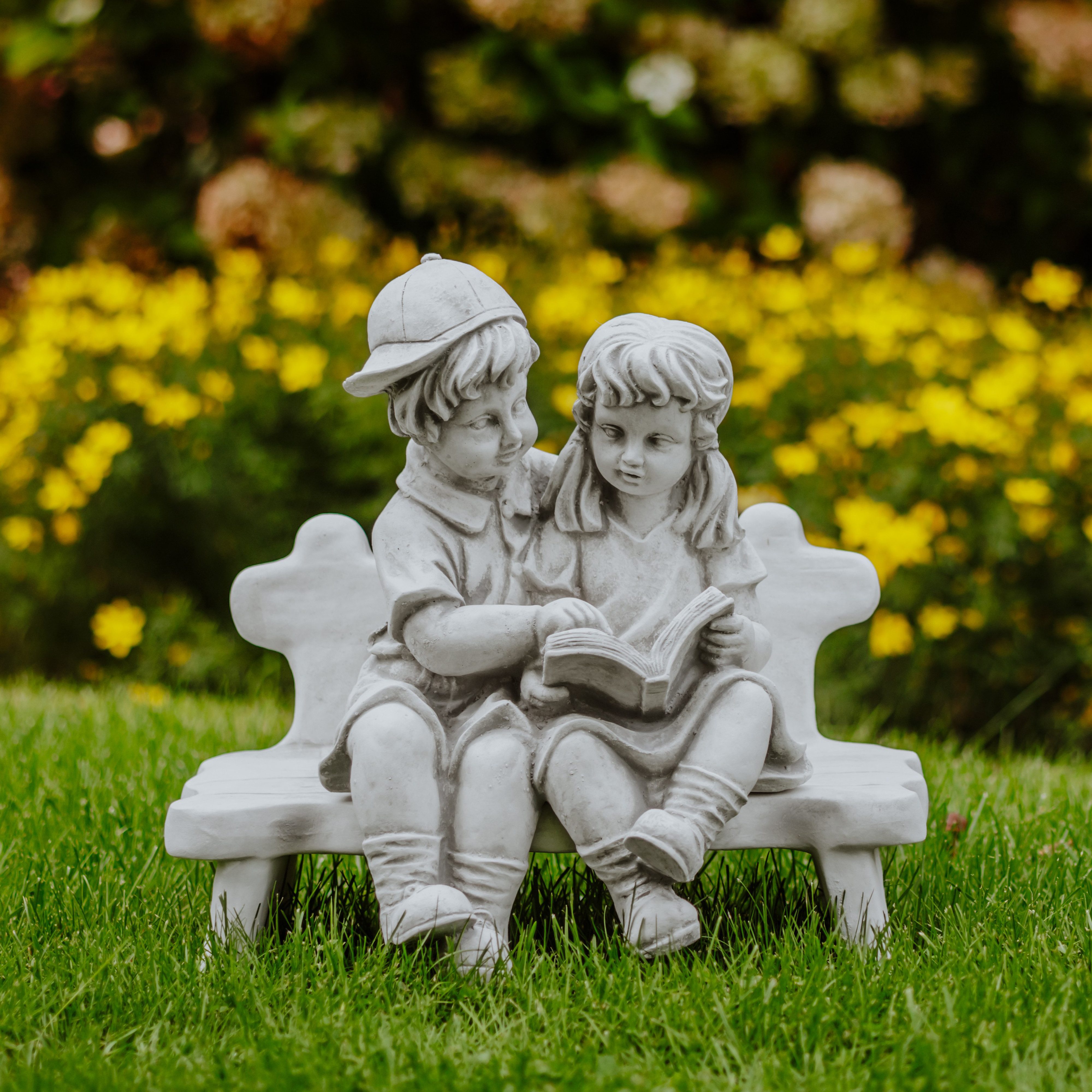 gartendekoparadies.de Gartenfigur Mädchen und Jungen Figur auf der Bank, Steinfigur, H. 45 cm, 22 kg, Frostsicher