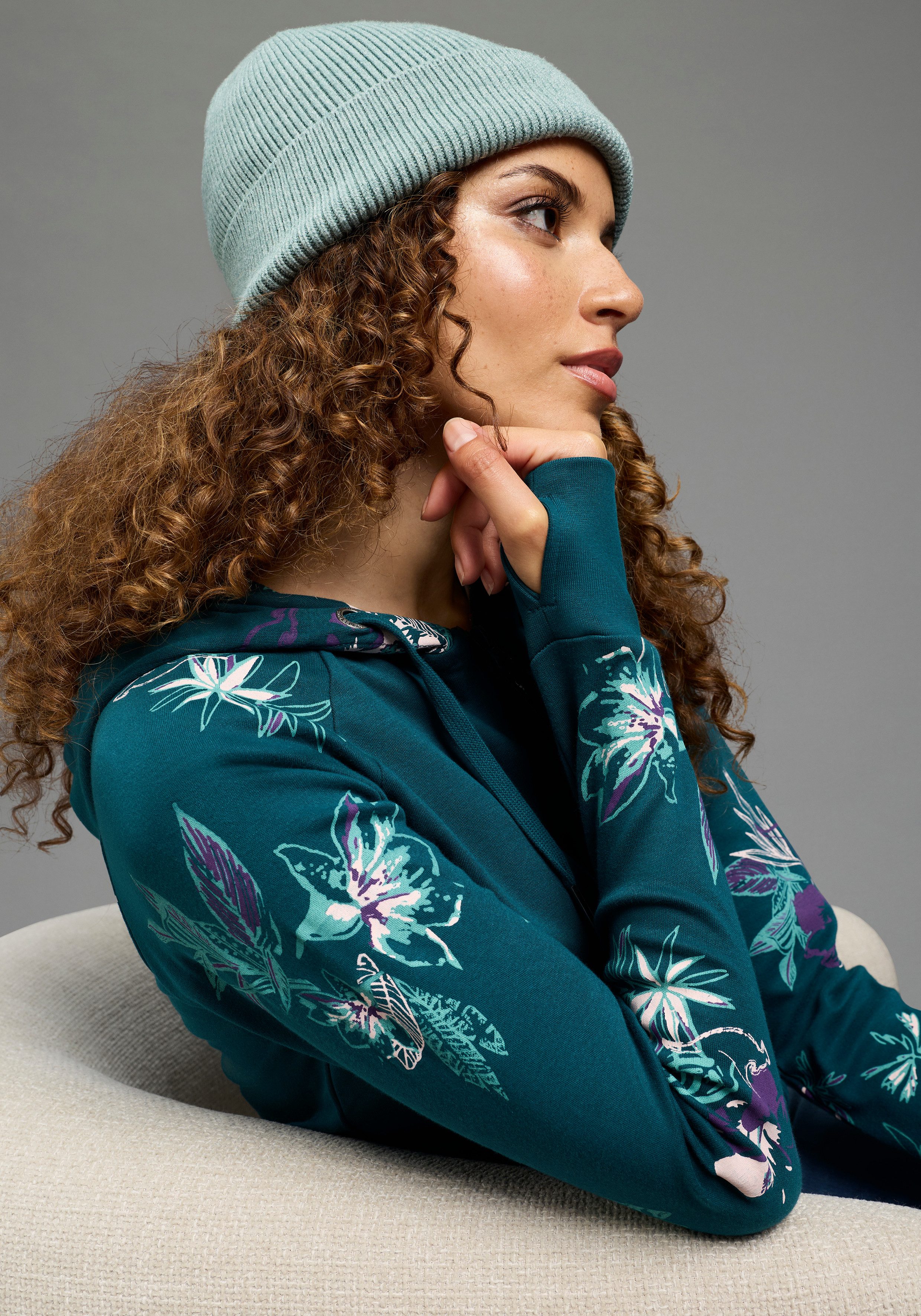 KangaROOS Kapuzensweatjacke hüftbedeckende Länge, figurbetonte Passform, mit Kordelzug