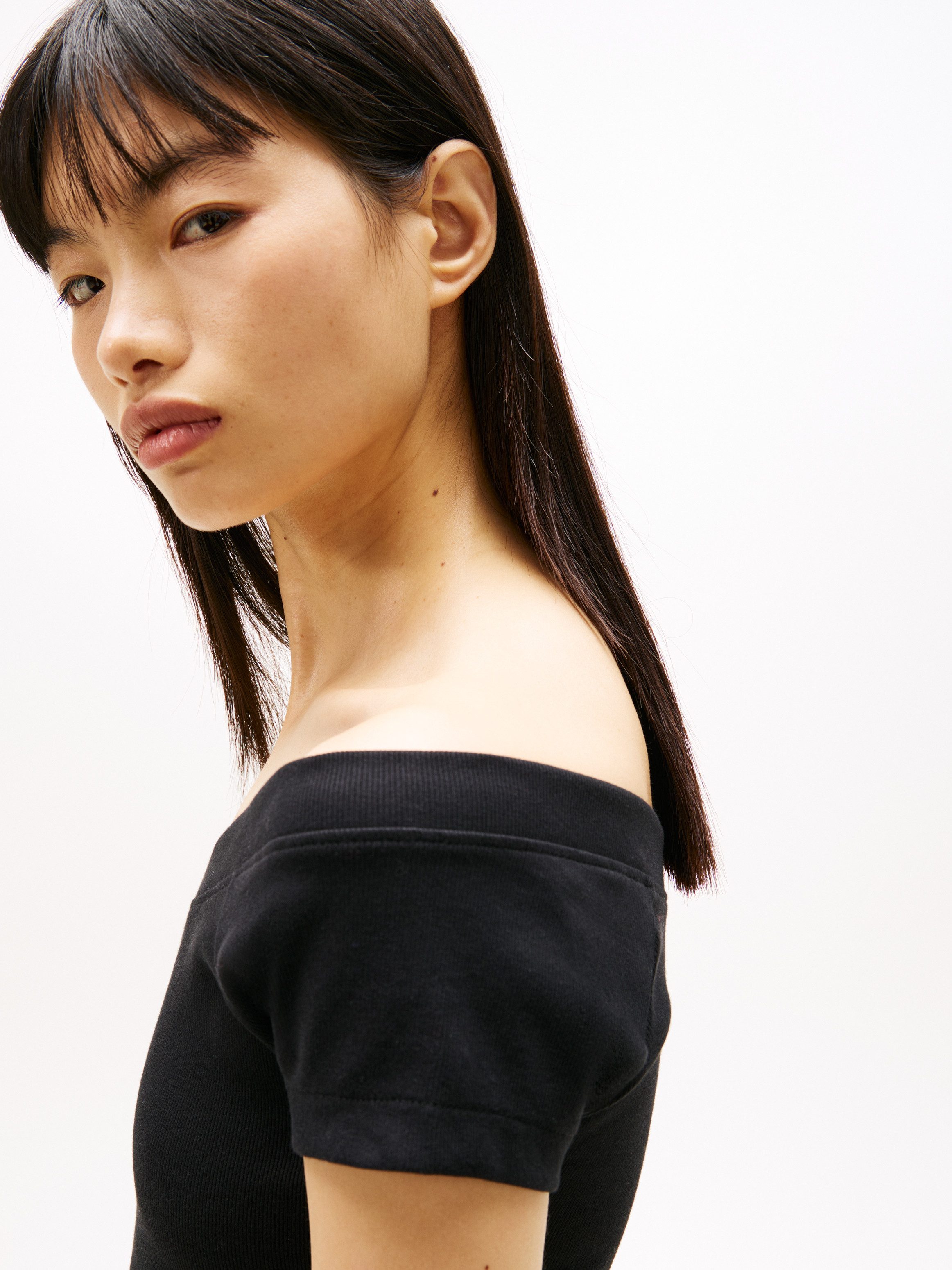 Tommy Jeans Kurzarmshirt TJW SLIM OFF SHOULDER RIB SS TOP mit gerippter Struktur, schulterfrei