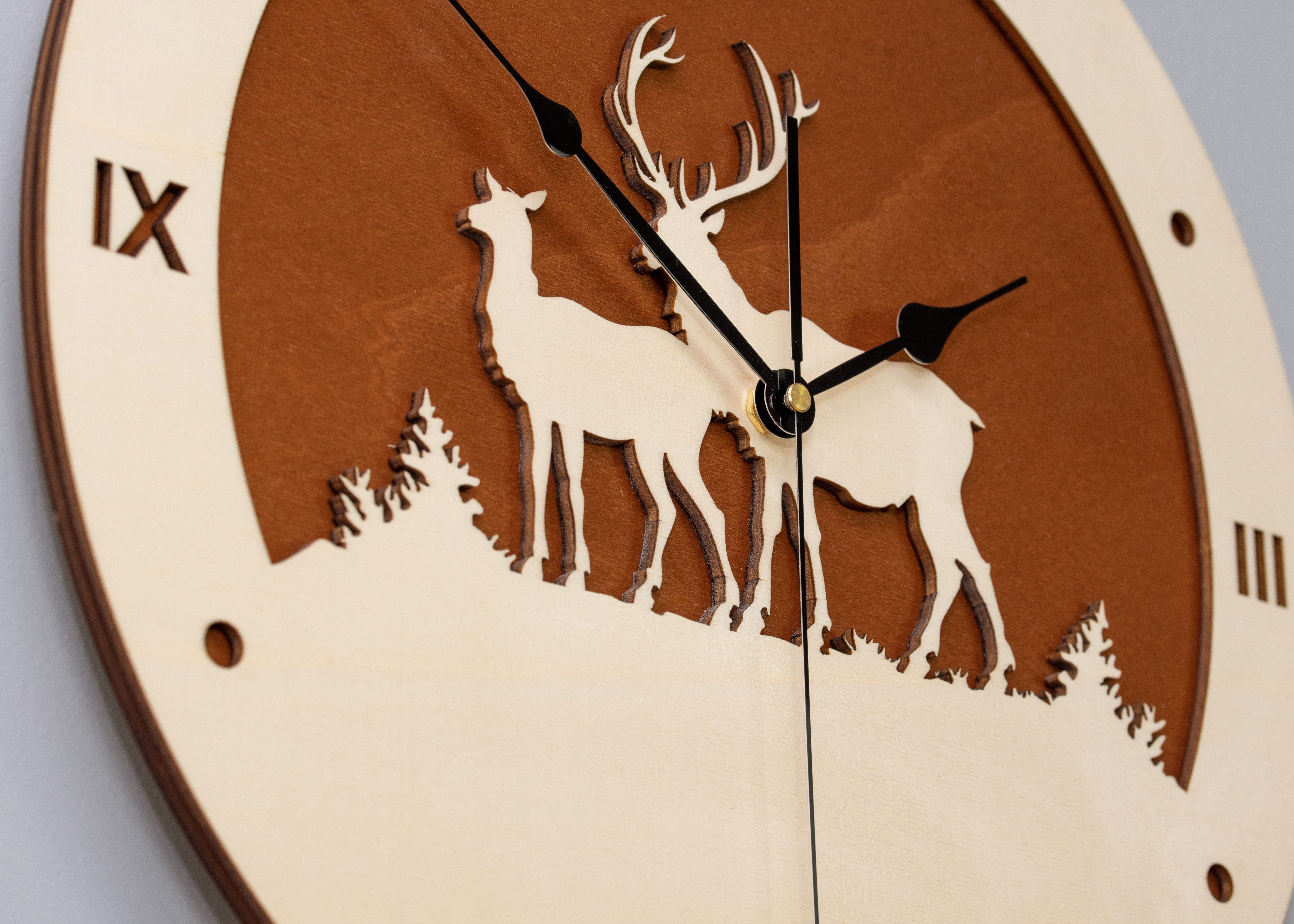 ORNAMENTI Wanduhr rustikal,skandinavisch,alpenländischer Stil, Hirsch, moderne, holz (hingucker Wanduhr, Handmade, ohne Ticken, Wanddeko, 3 Größen)