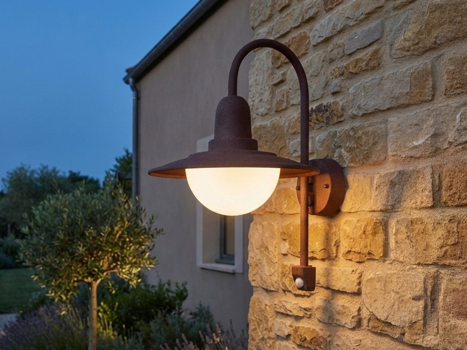 TRIO Leuchten LED Außen-Wandleuchte mit Bewegungsmelder, Höhe 45cm, Bewegungssensor, LED wechselbar, Warmweiß, Wand Außenleuchte Landhausstil, Fassadenbeleuchtung inkl. E27 LED