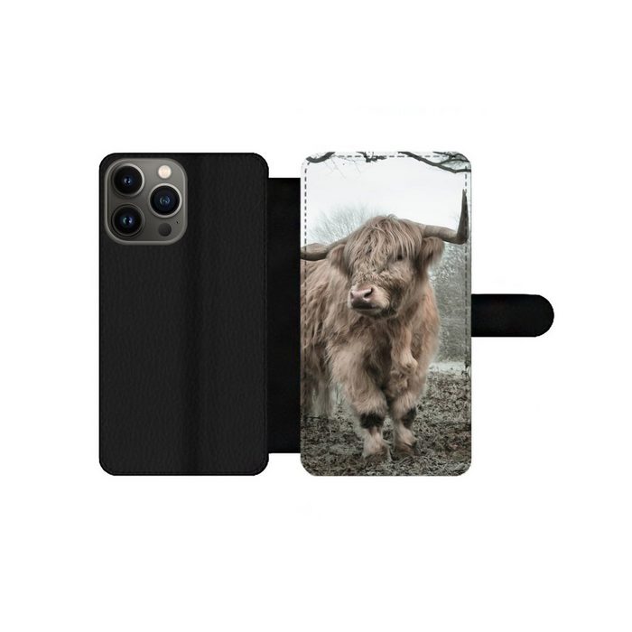 MuchoWow Handyhülle Schottischer Highlander - Wald - Nebel - Kuh - Tiere - Natur Handyhülle Telefonhülle Apple iPhone 13 Pro Max