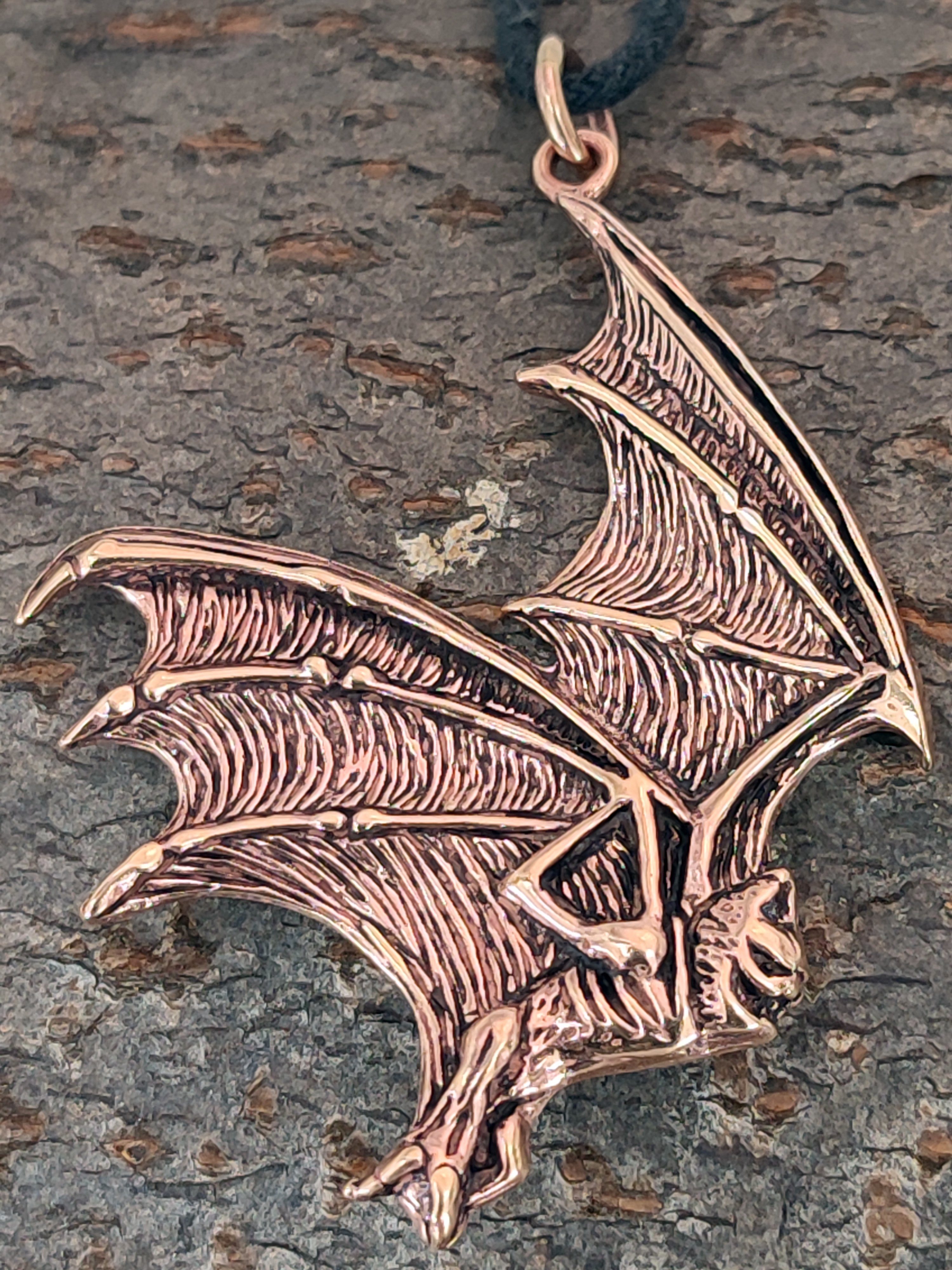 Kiss of Leather Kettenanhänger großer Anhänger Vampir LARP Fledermaus Bat Gothic plastischer Bronze