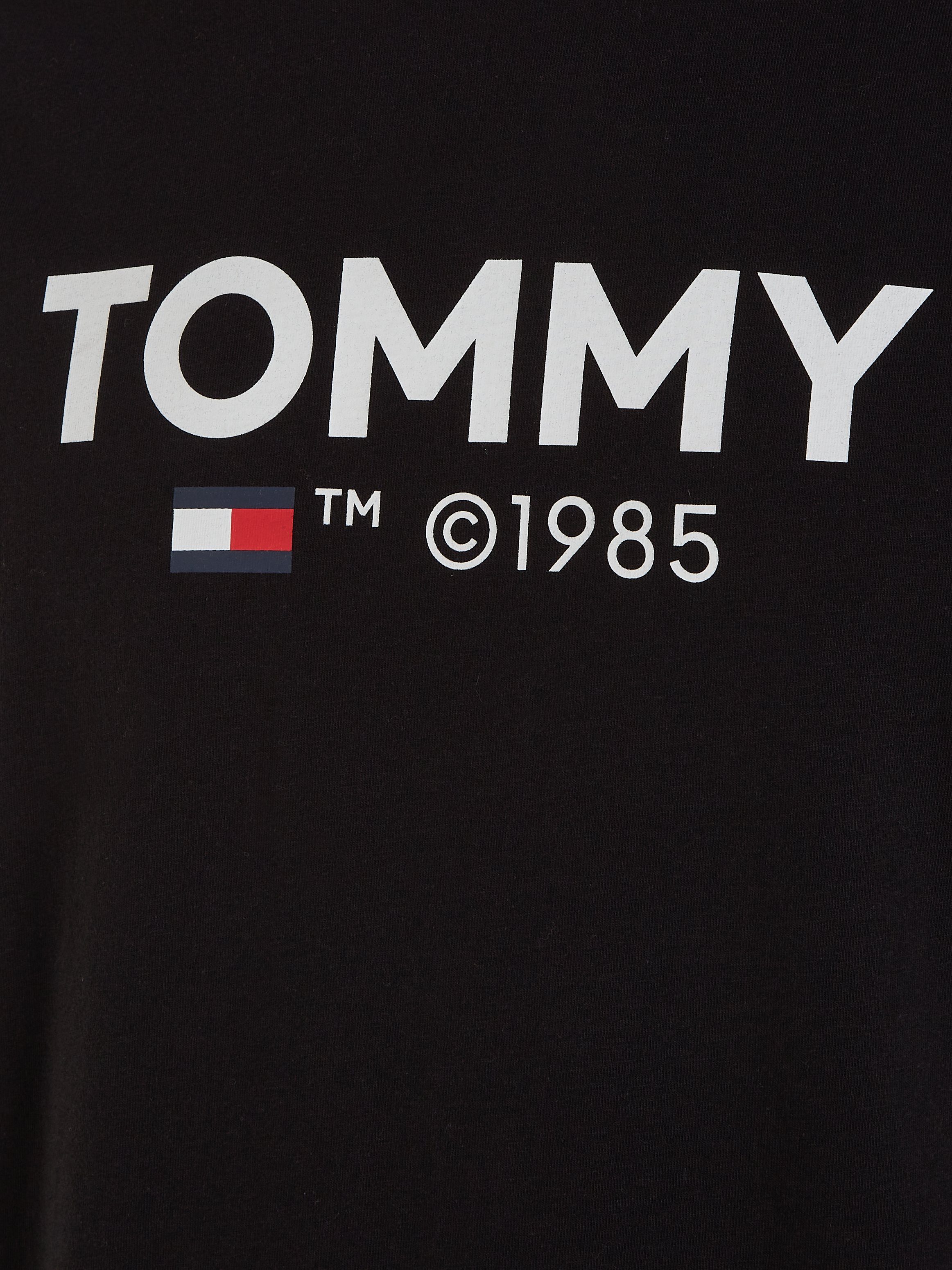 Tommy Brust Black T-Shirt ESSENTIAL auf Jeans mit TJM TOMMY Druck großem Tommy SLIM der TEE