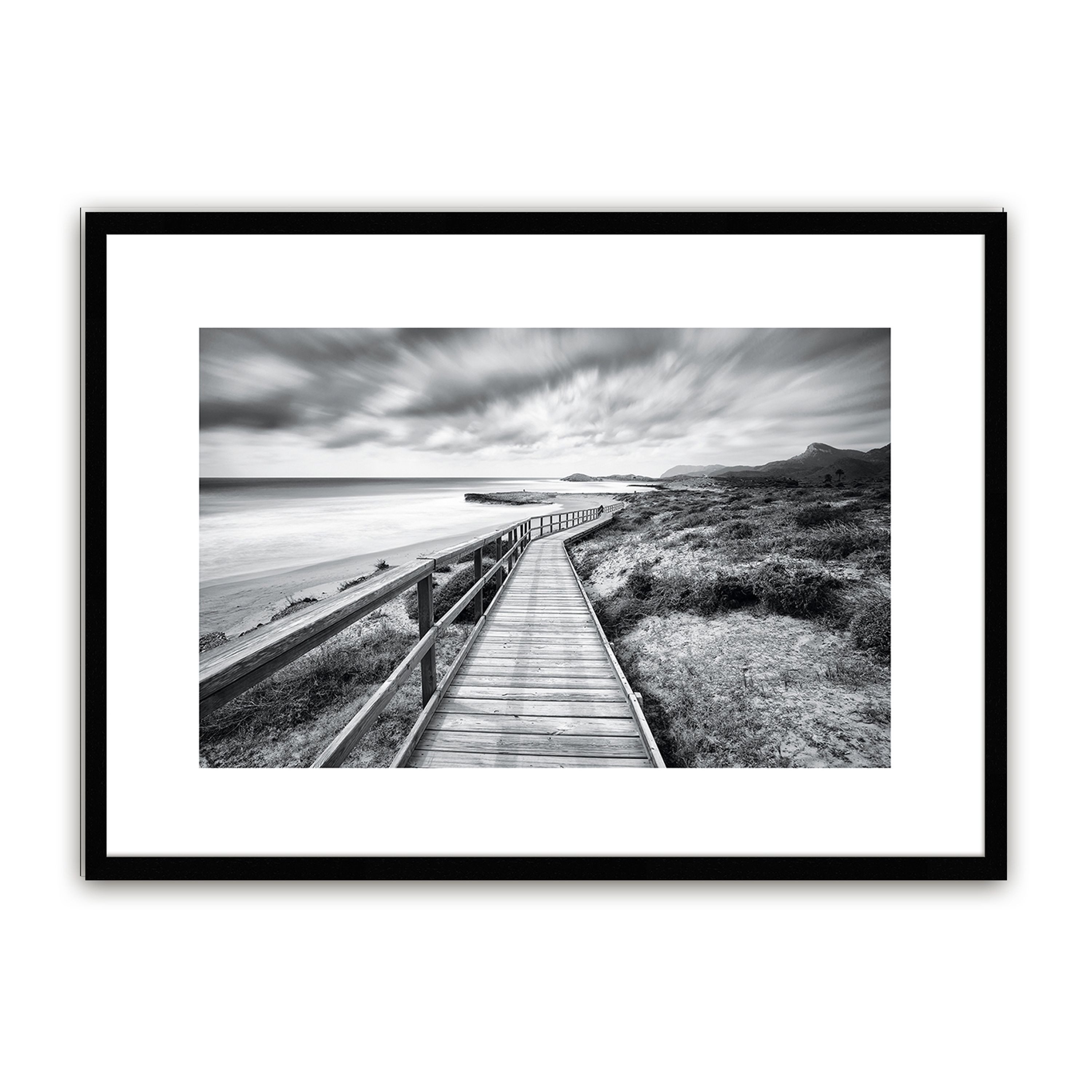 artissimo Bild mit Rahmen Gerahmtes Poster 70x50 cm / Wandbild modern / Wanddeko skandinavisch, Strand & Meer: Strandlandschaft in Schwarz-Weiß