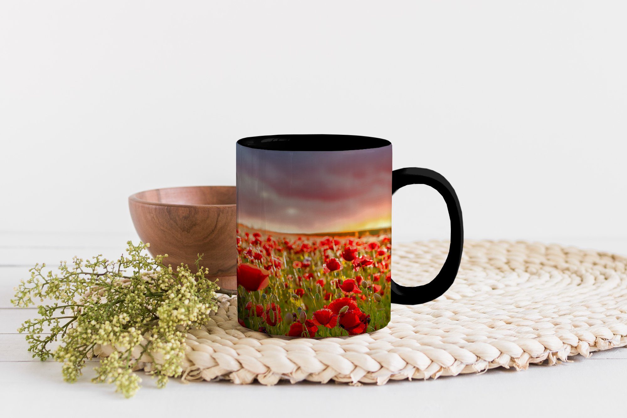 von Teetasse, Farbwechsel, über Tasse Feld MuchoWow Mohnblumen, Keramik, einem Sonnenuntergang Geschenk Zaubertasse, Kaffeetassen,