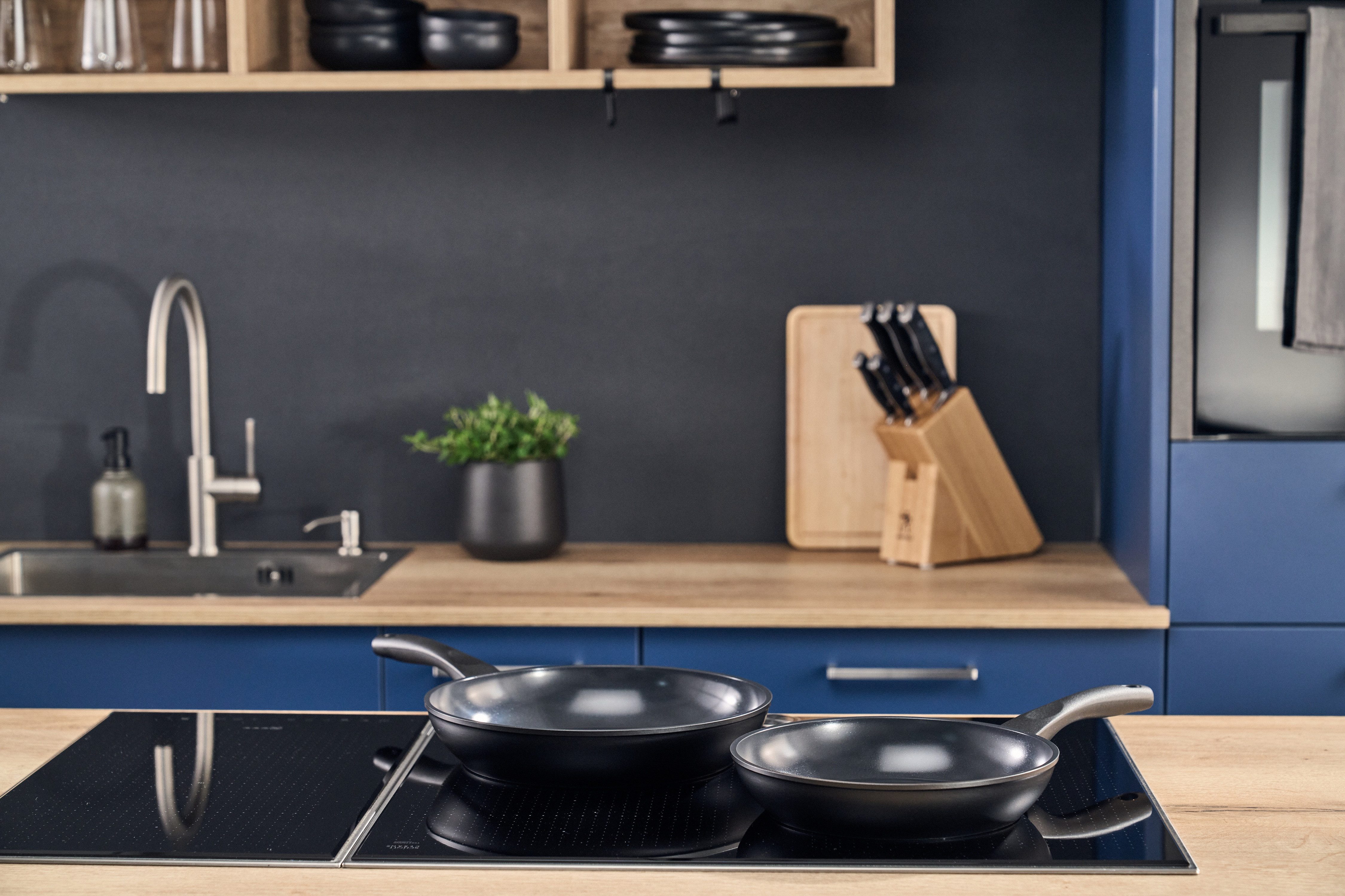 HENCKELS by ZWILLING Pfannen-Set Sleek, Aluminium (Set, 2-tlg., Pfanne 24 cm und 28 cm), Keramikbeschichtung, Soft-Touch-Griff, leicht, Induktionsgeeignet