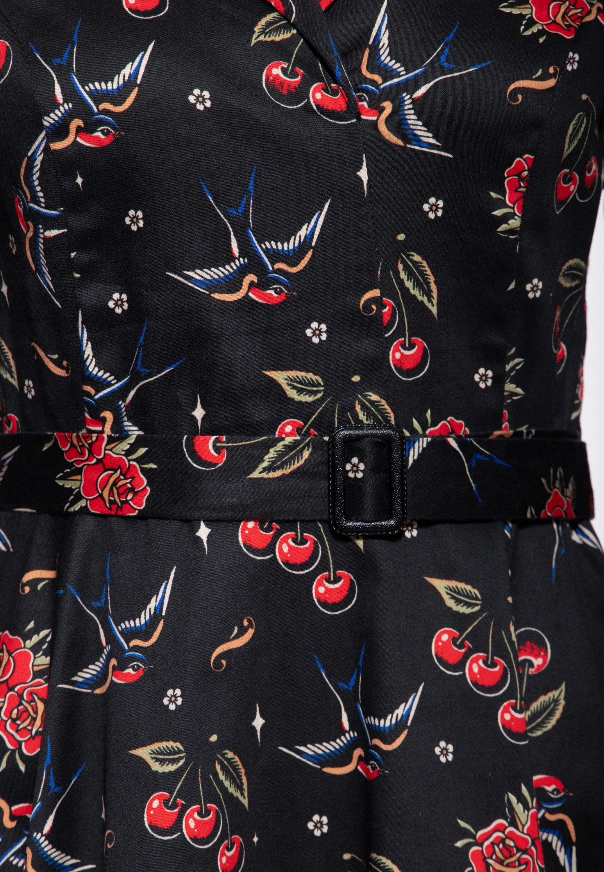 QueenKerosin Hemdblusenkleid cherries & roses Allover-Print mit Schwalben, Rosen und Kirschen – Bild 5 von 5