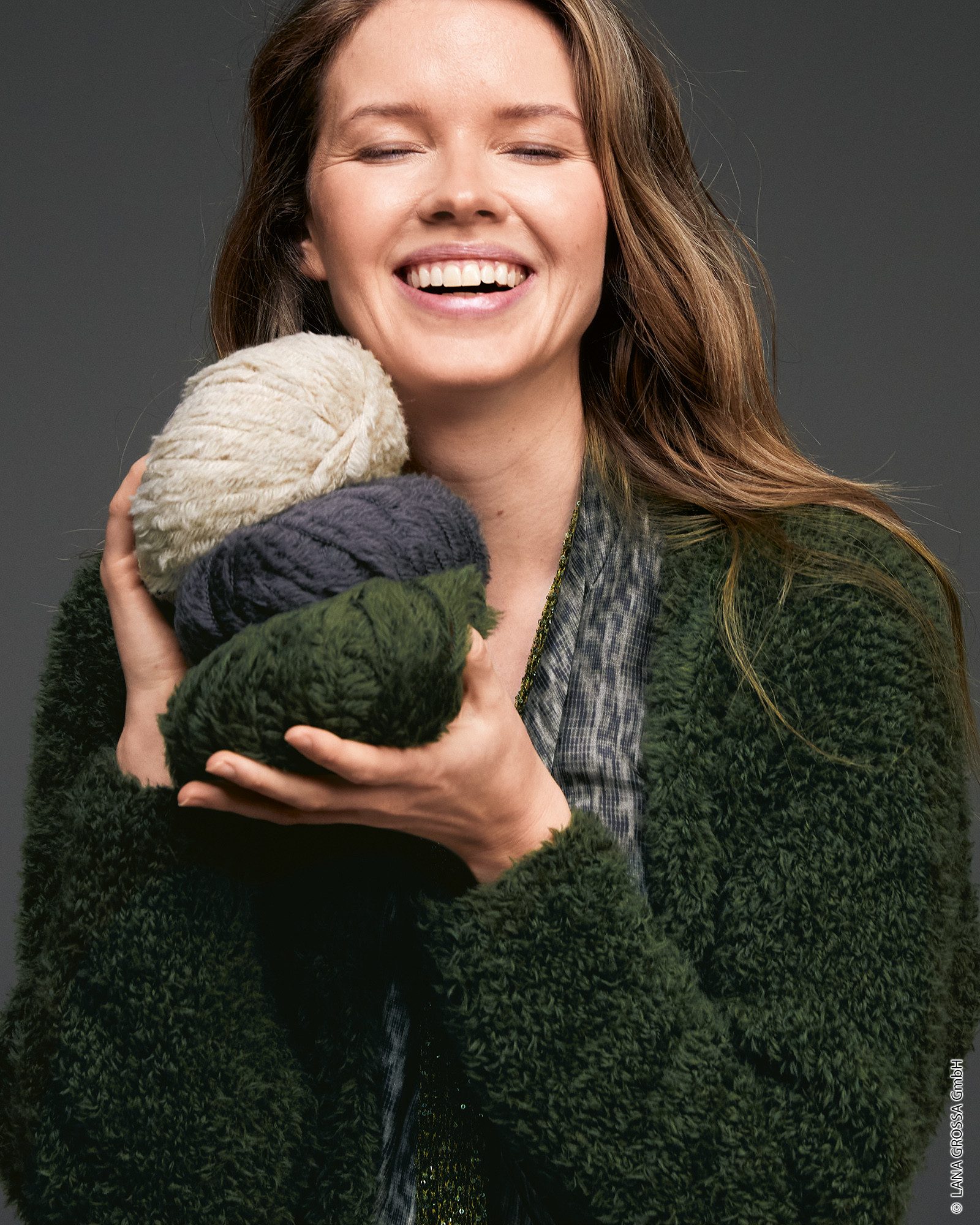 LANA GROSSA PELLICCIA (NERA) Flauschiges Effektgarn Häkelwolle, 90 m (Pelzeffektgarn aus Baby Alpaka & Merino extrafine, Ideal für Pullover, Jacken, Westen und  – Bild 2 von 5