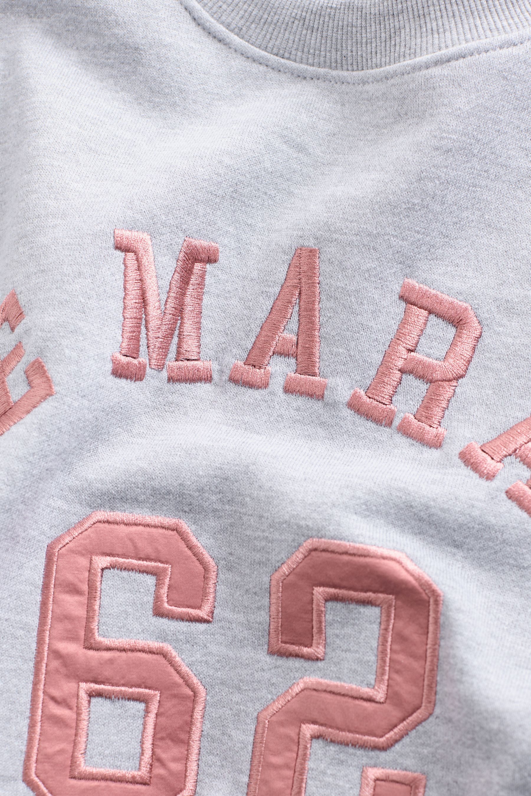 Next Sweater Sweatshirt und Satin-Applikation, Le Marais City (1-tlg)