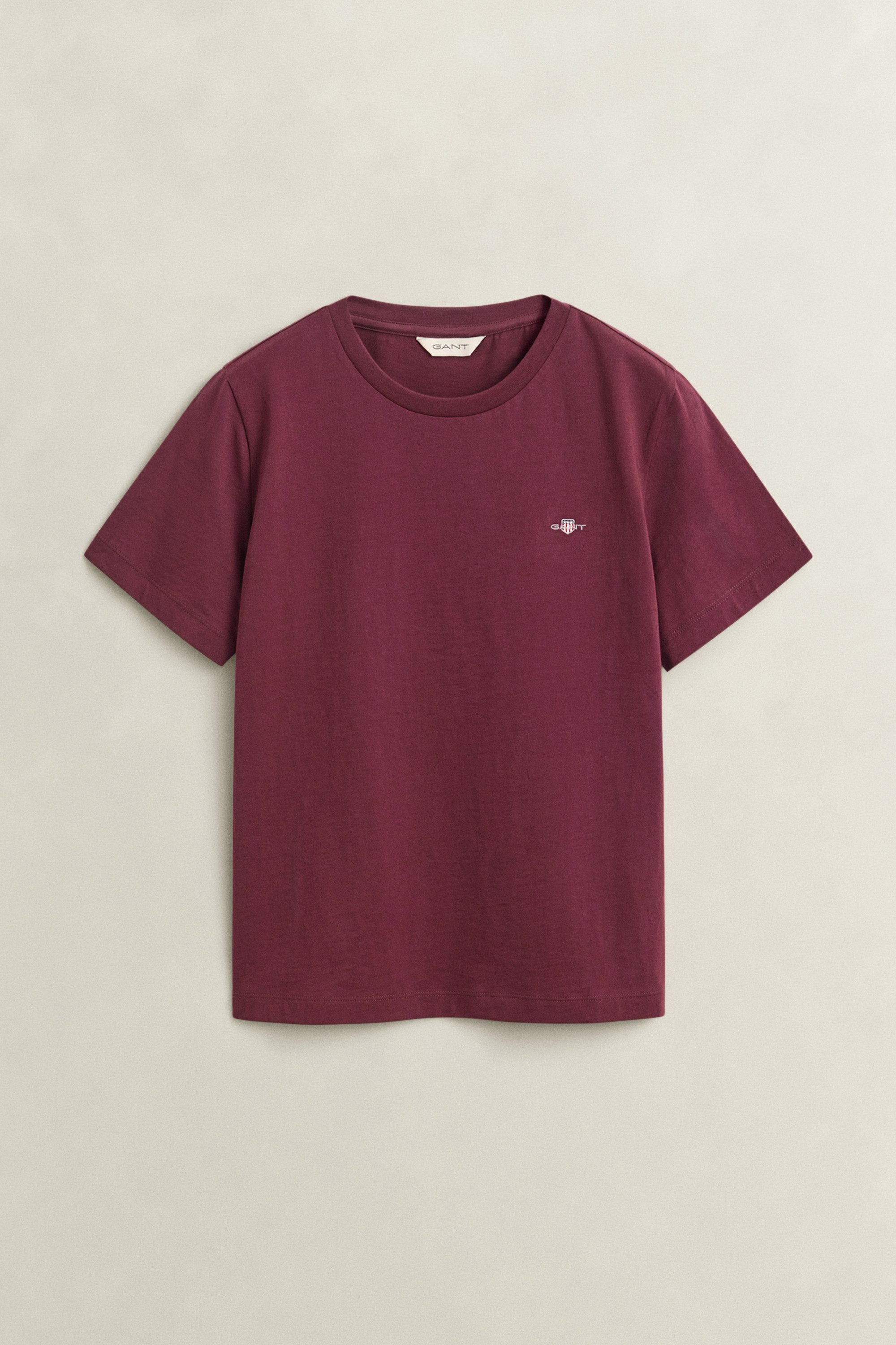 Gant T-Shirt REG SHIELD KA T-SHIRT mit einer kleinen aufgestickten Wappen-Grafik auf der Brust
