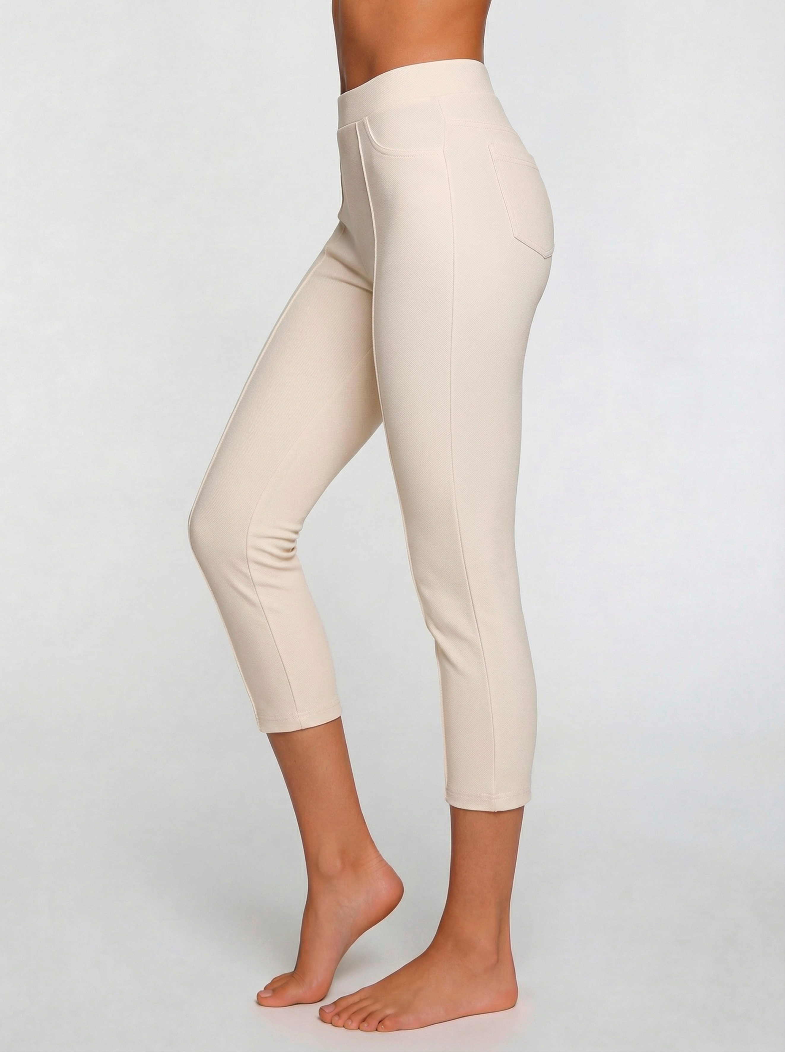 LASCANA Caprileggings Schlupfhose mit Biese an den Beinen. € 44,99
