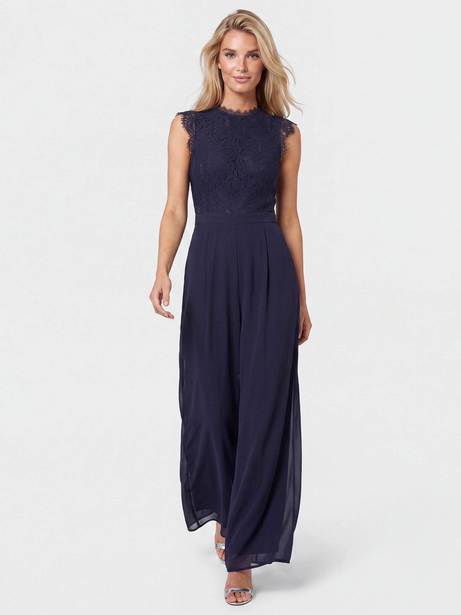 Apart Jumpsuit mit Spitzentop und weitem Bein