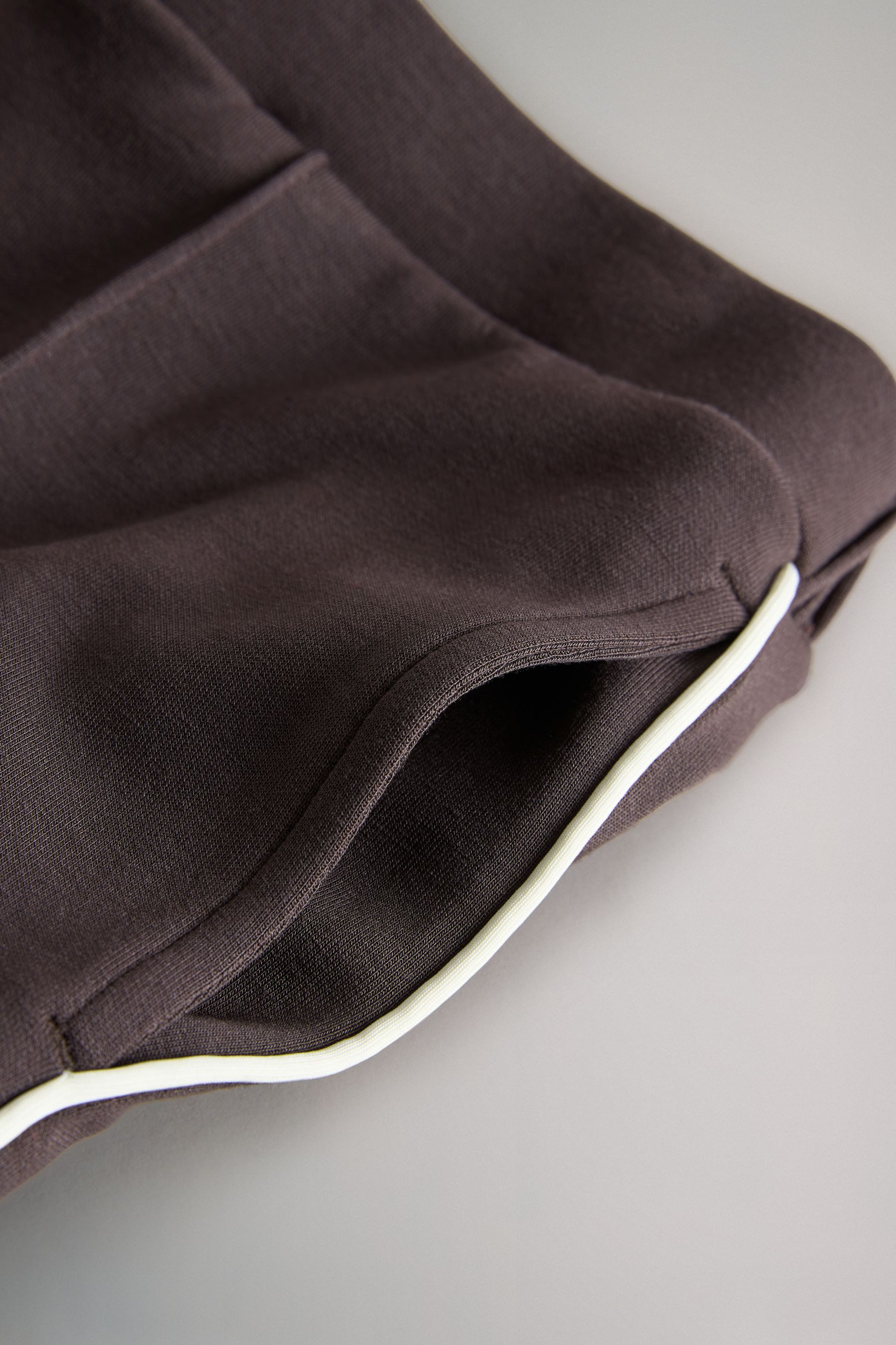 The Set Sweatanzug The Set Oberteil aus Modal und Jogginghose (2-tlg)