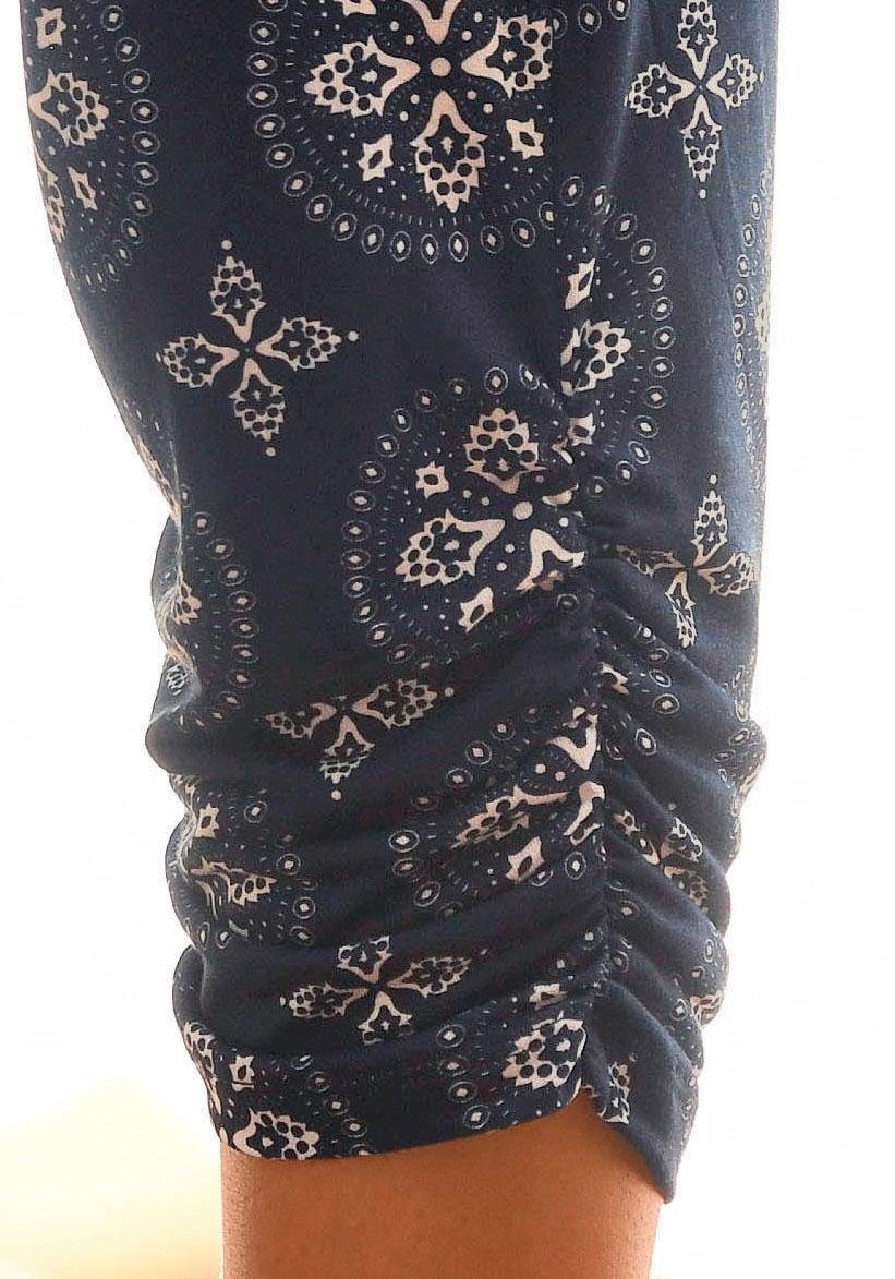 LASCANA Strandcapri aus luftig-leichter Viskose mit Raffung am Bein mit Alloverdruck, 3/4-Hose, luftige Caprihose, Sommerhose, Schlupfhose – Bild 4 von 5