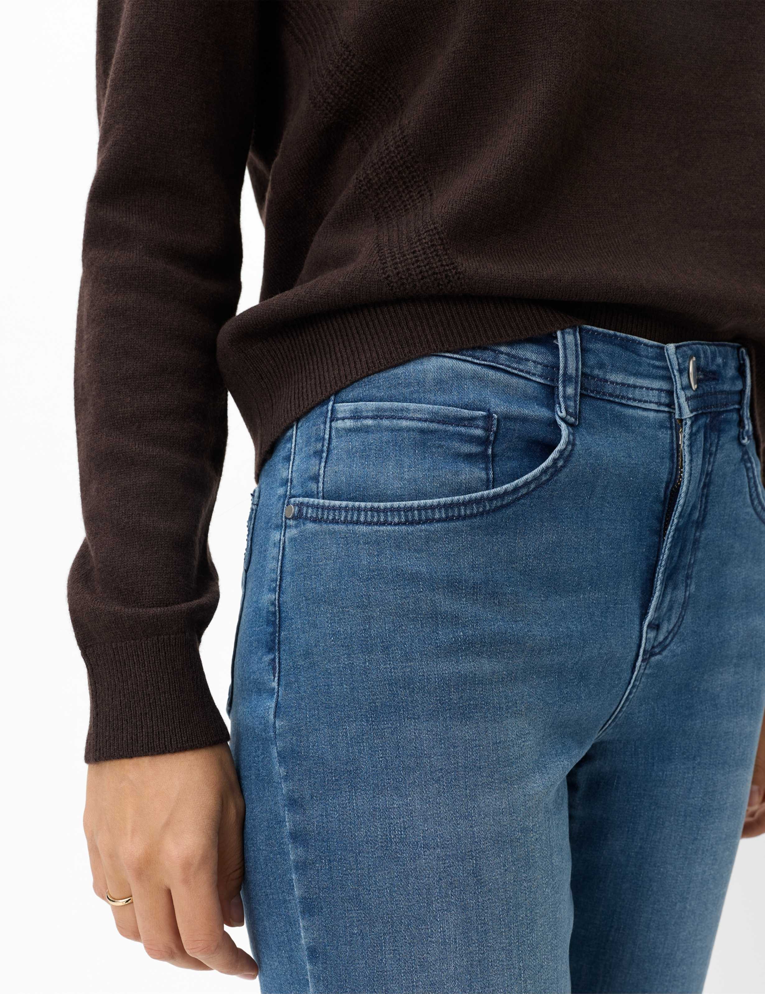 Brax 5-Pocket-Jeans Style CAROLA Denim: Five-Pocket im Feminine Fit – Bild 5 von 5