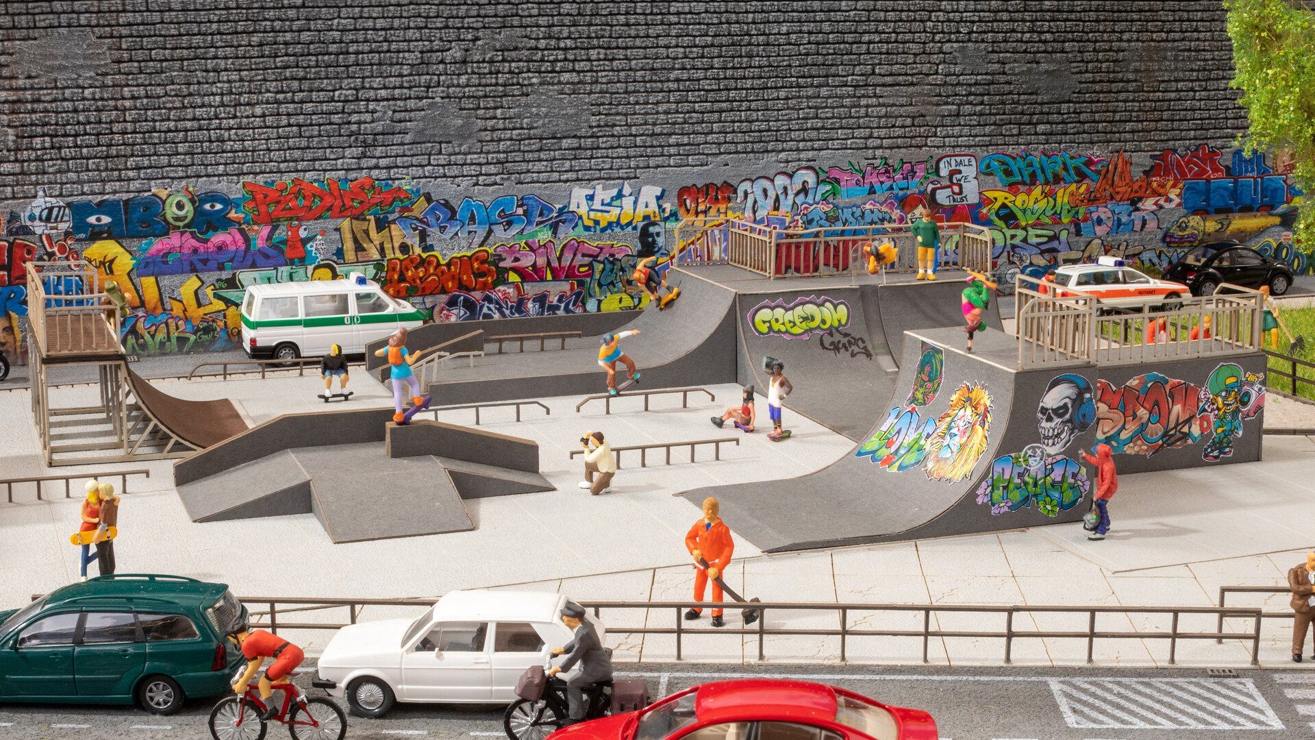 Modelleisenbahn-Gebäude micro-motion Skatepark, mit H0 Modellbau Halfpipe