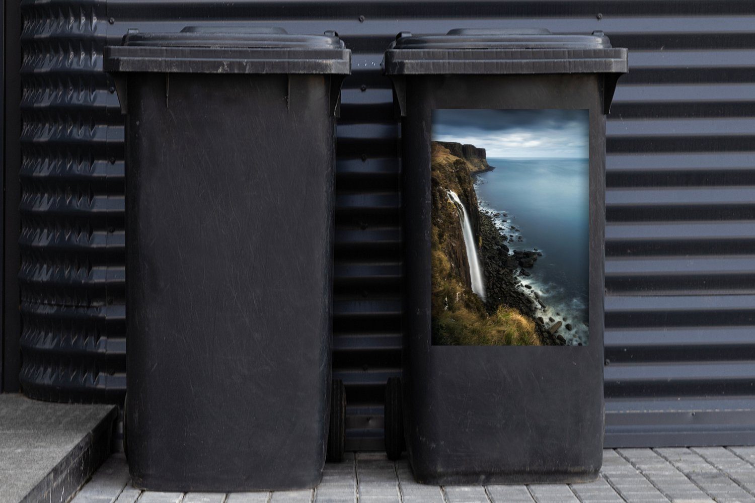 Container, Rock Kilt Wasserfall in Mülltonne, Mülleimer-aufkleber, (1 MuchoWow St), Sticker, Wandsticker Abfalbehälter