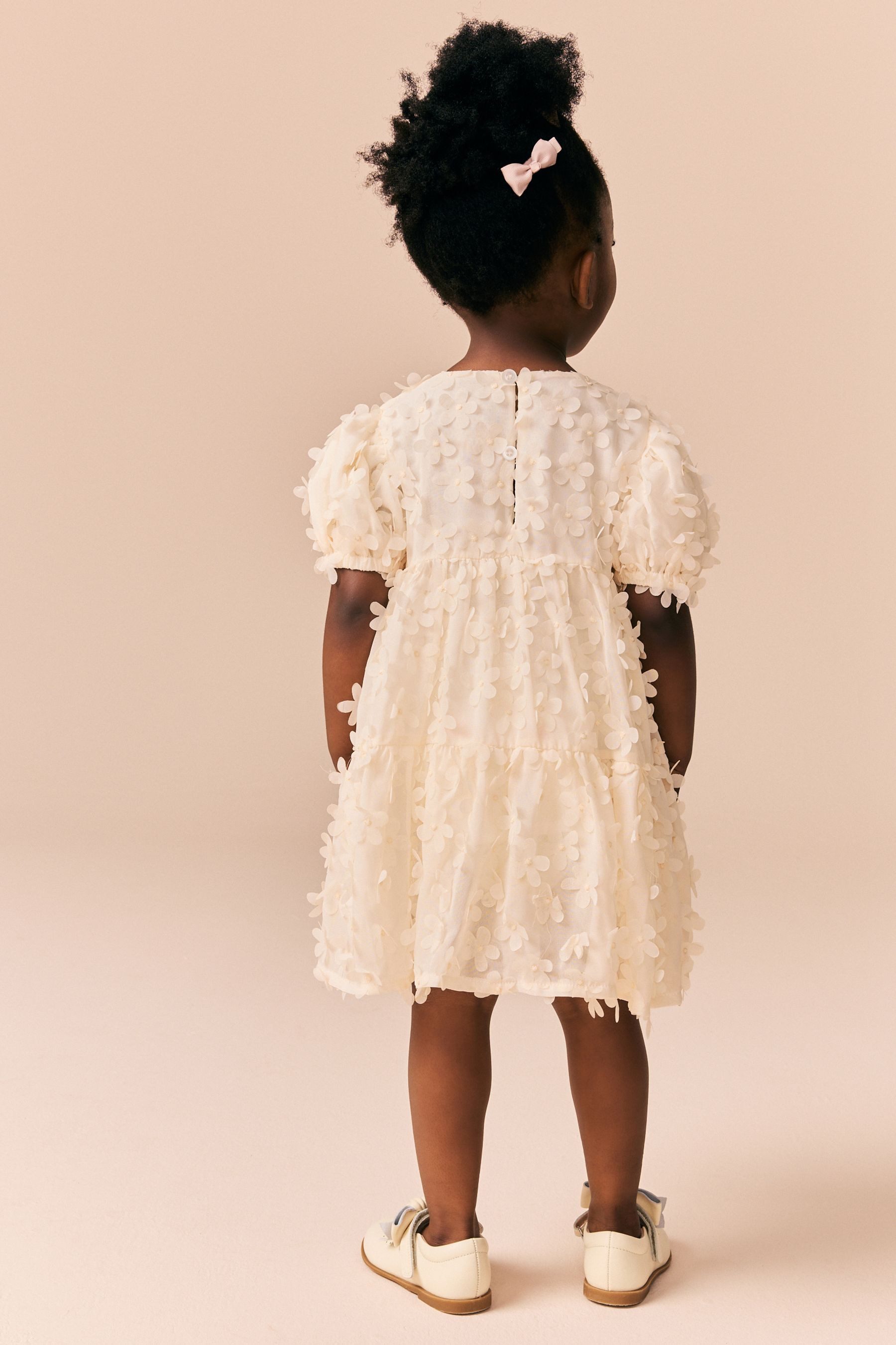 Next Tüllkleid Kurzärmeliges Kleid mit 3D-Blumendetails (1-tlg)