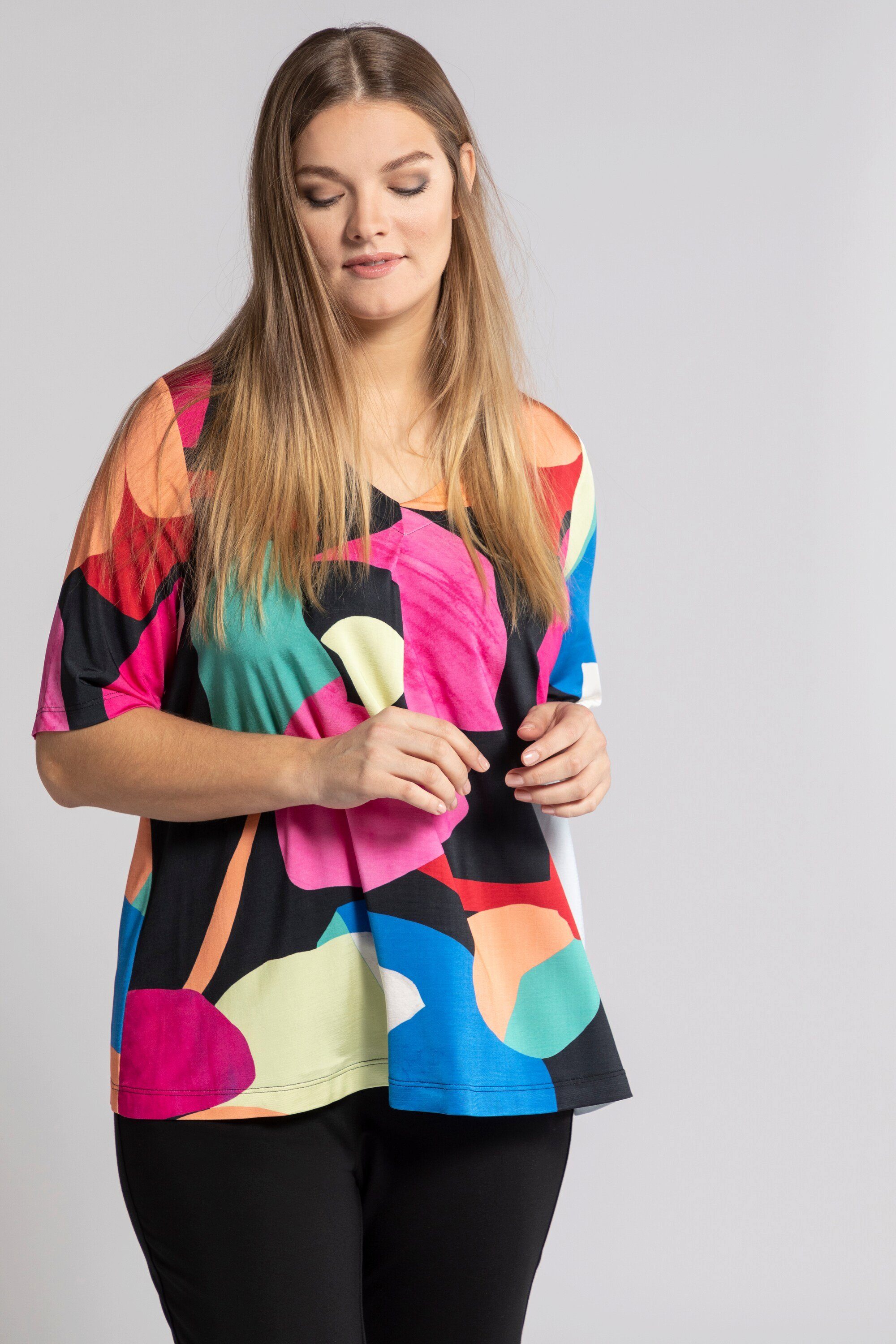 Damen Shirts Ulla Popken Rundhalsshirt Slinkyshirt V-Ausschnitt Halbarm Modern Art Design
