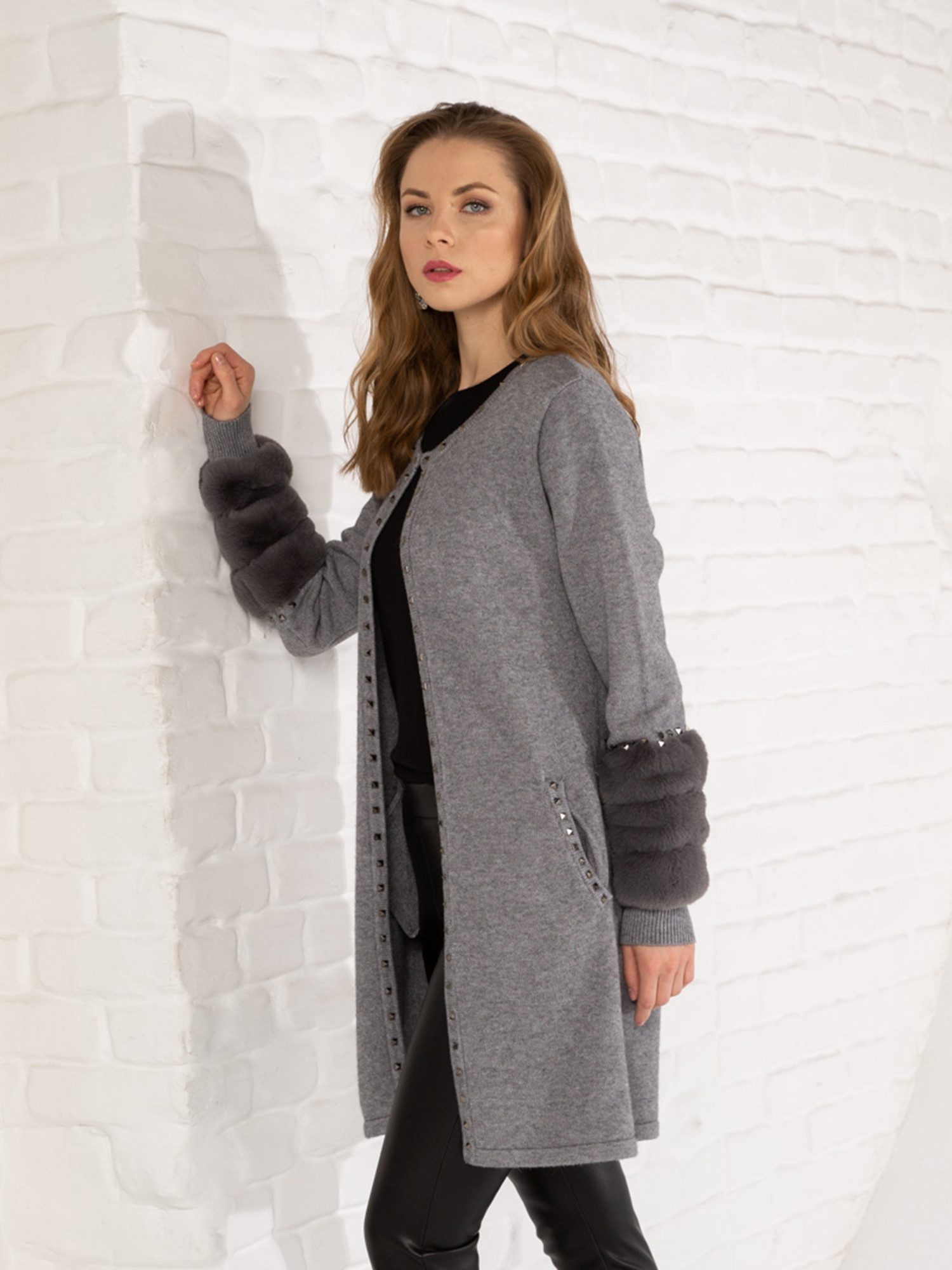 Passioni Longstrickjacke in grau mit Kunstfell und Nieten Details günstig online kaufen